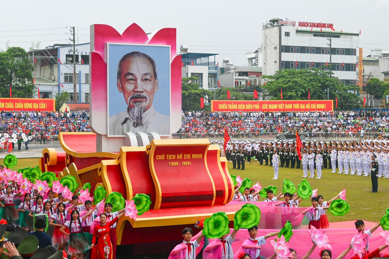 Đoàn xe rước ảnh Chủ tịch Hồ Chí Minh qua lễ đài.