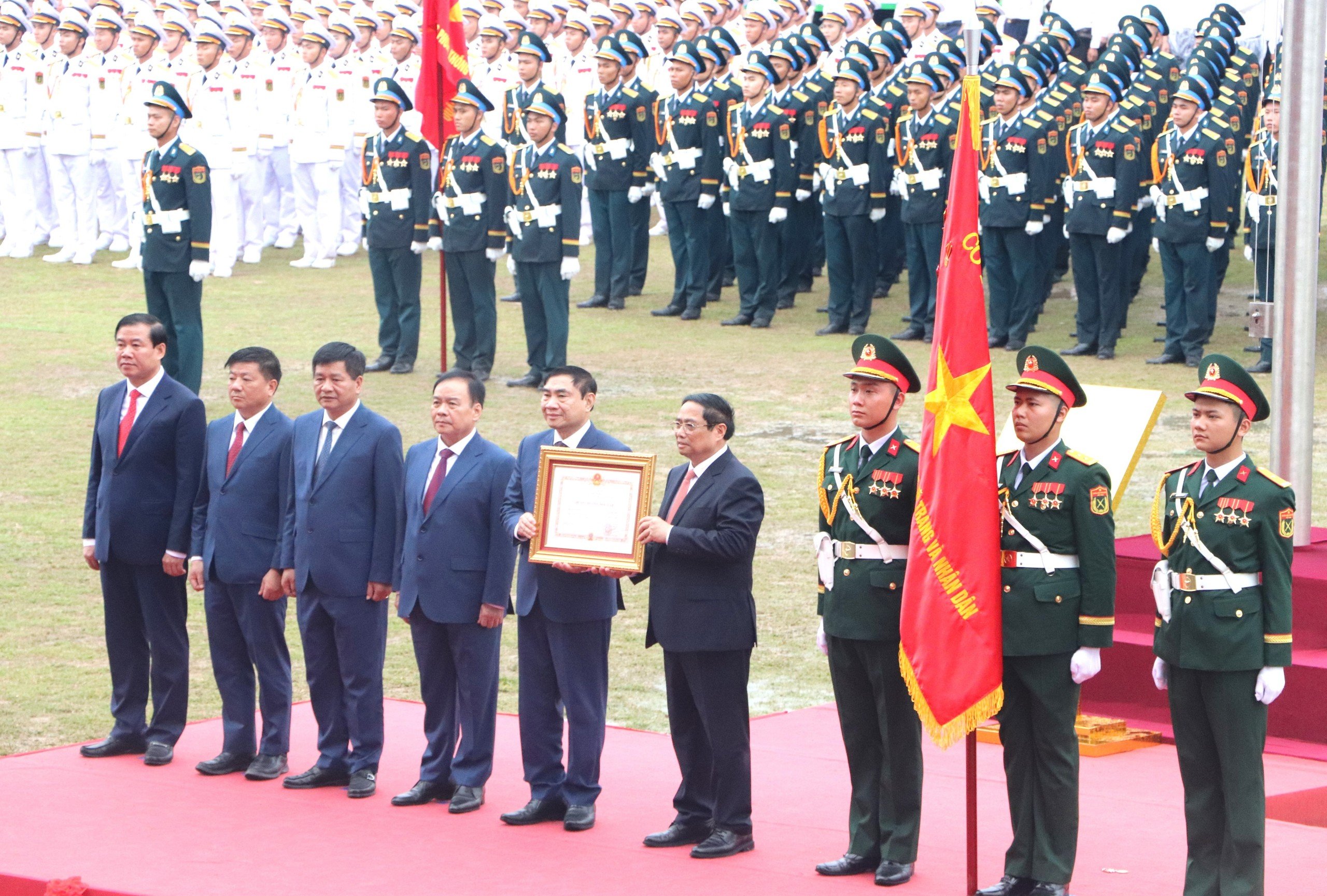 Thủ tướng Phạm Minh Chính thay mặt lãnh đạo Đảng, Nhà nước trao tặng Huân chương Độc lập hạng Nhất cho Đảng bộ, chính quyền và nhân dân các dân tộc tỉnh Điện Biên.