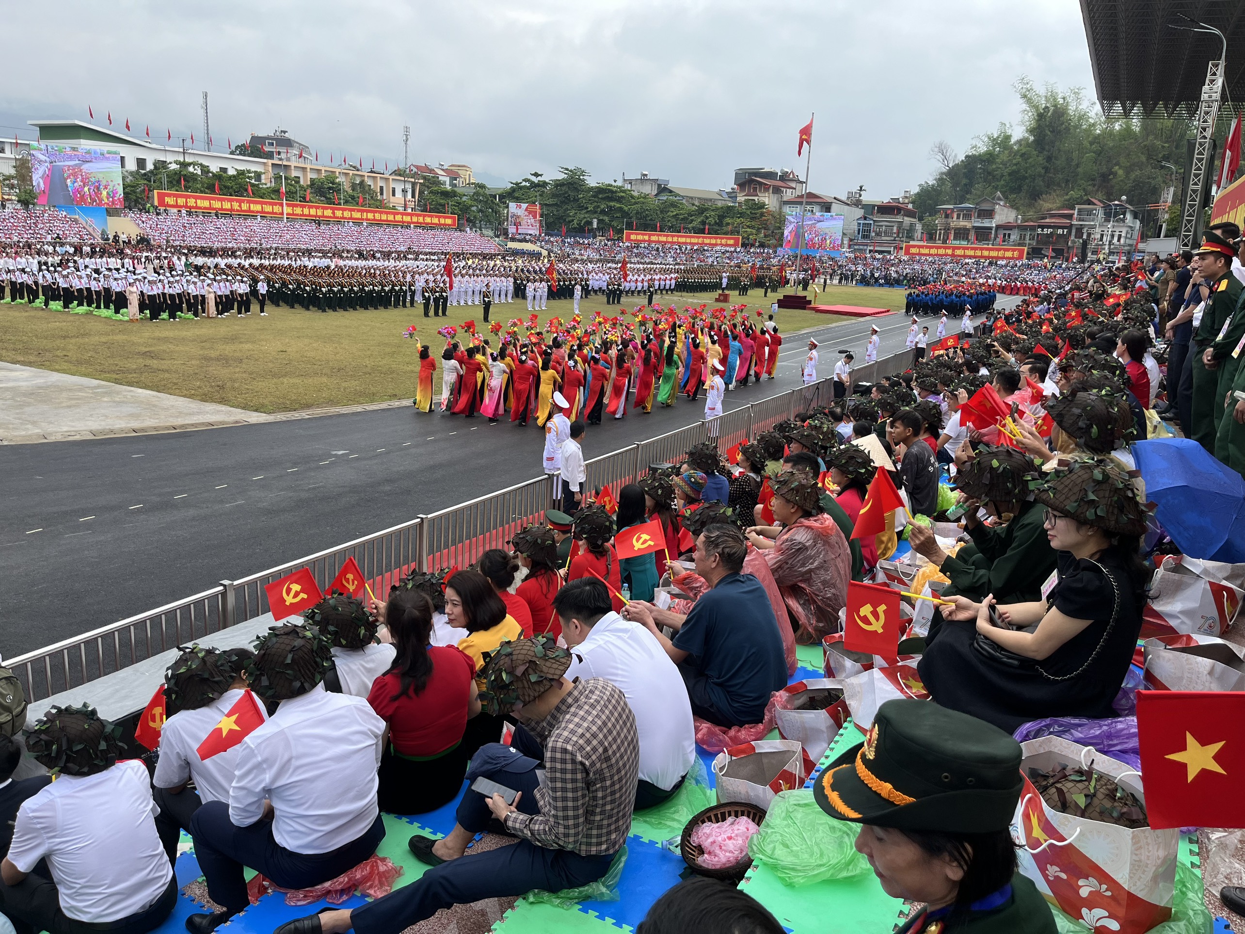 Một góc SVĐ tỉnh Điện Biên - nơi diễn ra lễ Kỷ niệm 70 năm Chiến thắng Điện Biên Phủ.