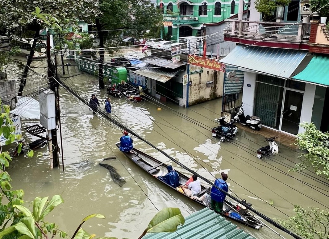 Mưa lớn gây ngập cục bộ, giao thông tê liệt tại TP Huế, tỉnh Thừa Thiên - Huế. (Ảnh: Hoàng Hải)