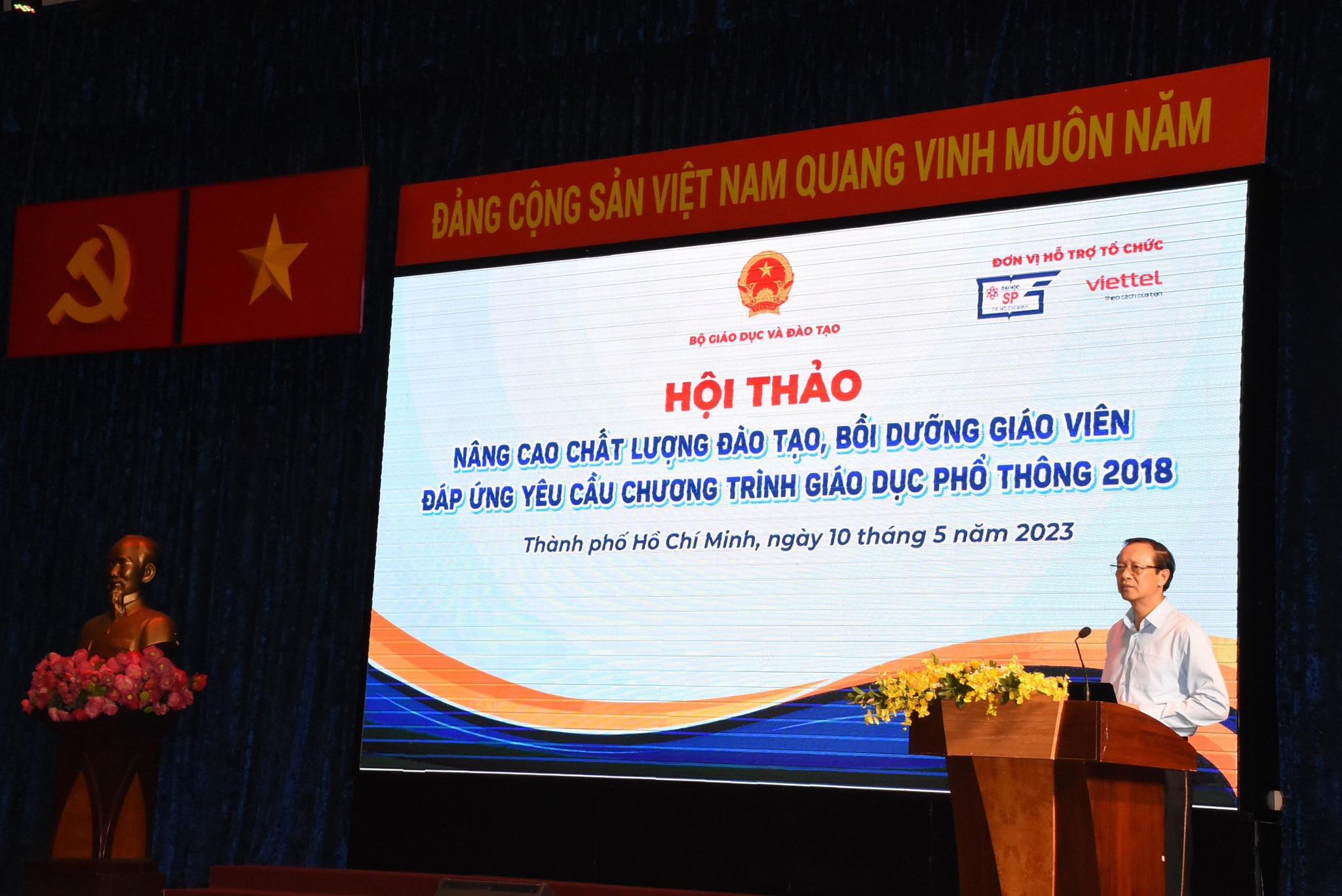 Thứ trưởng Bộ GD&ĐT Phạm Ngọc Thưởng phát biểu tại hội nghị. 