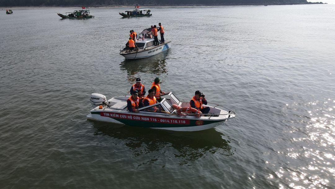 Cơ quan chức năng và Đội cứu hộ - cứu nạn 116 tìm kiếm nạn nhân trên sông Đáy.