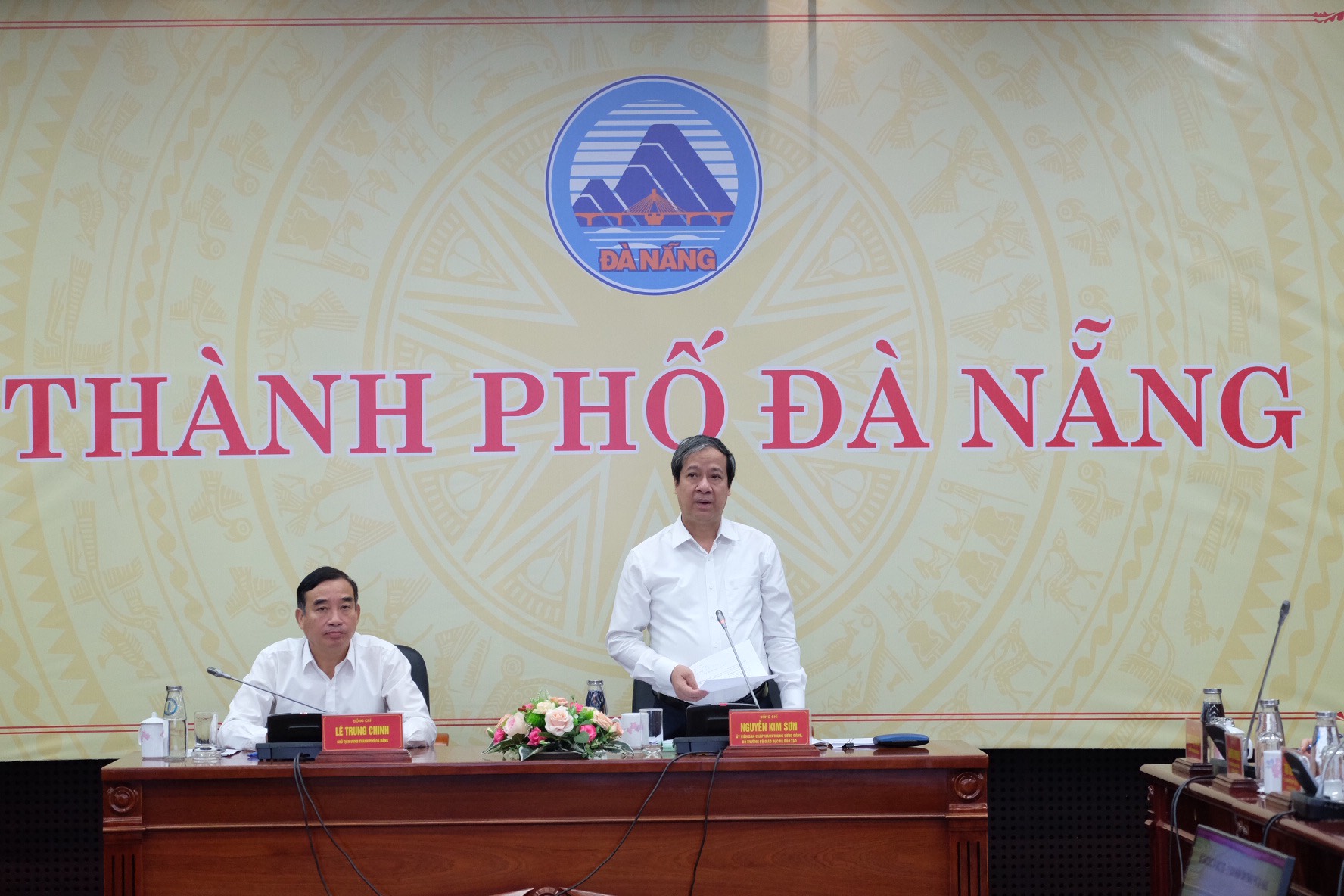 Bộ trưởng Bộ GD&ĐT Nguyễn Kim Sơn và ông Lê Trung Chinh - Chủ tịch UBND TP Đà Nẵng chủ trì buổi làm việc. 
