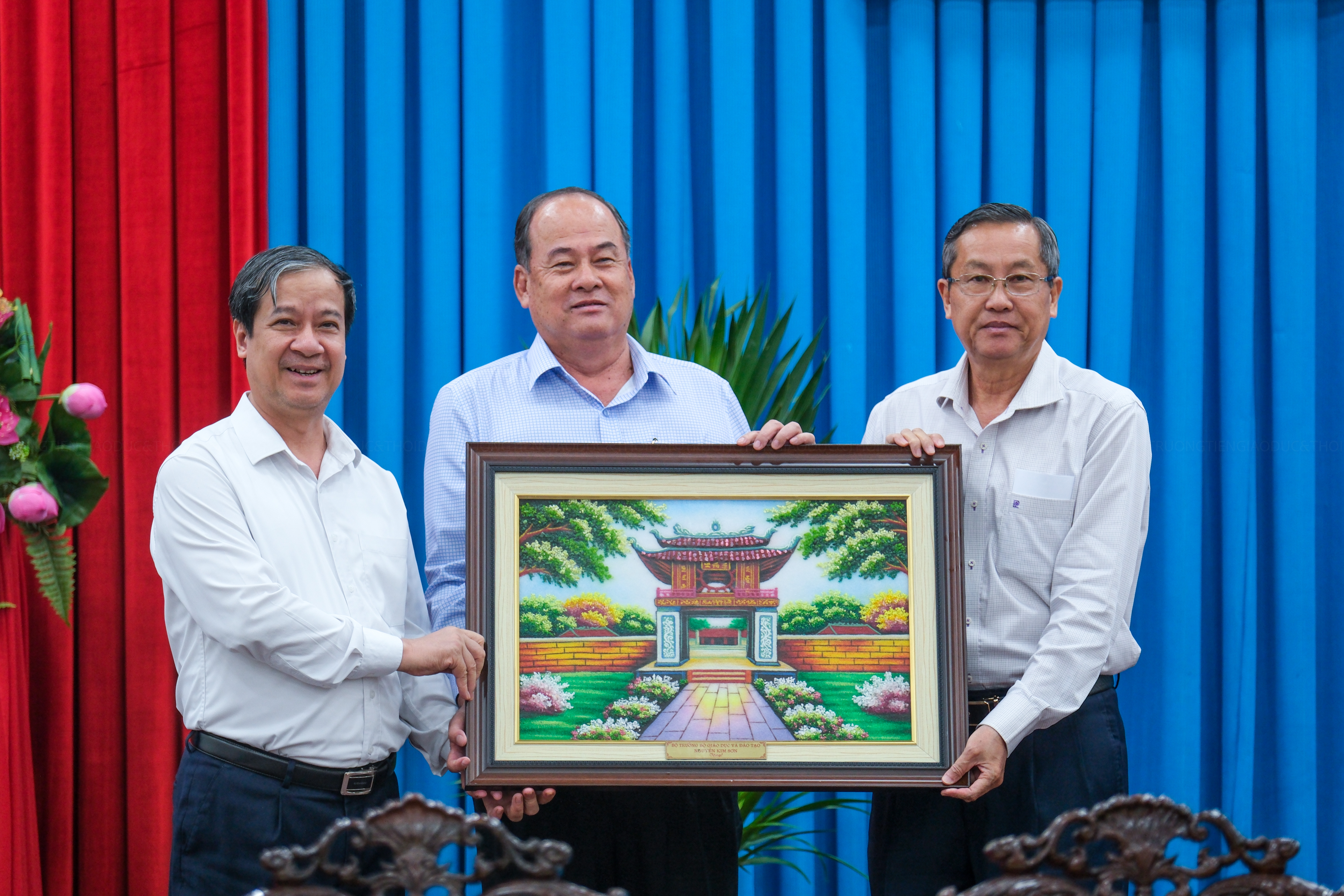 Nhân chuyến công tác, Bộ trưởng Bộ GD&ĐT Nguyễn Kim Sơn tặng bức tranh lưu niệm cho tỉnh An Giang.