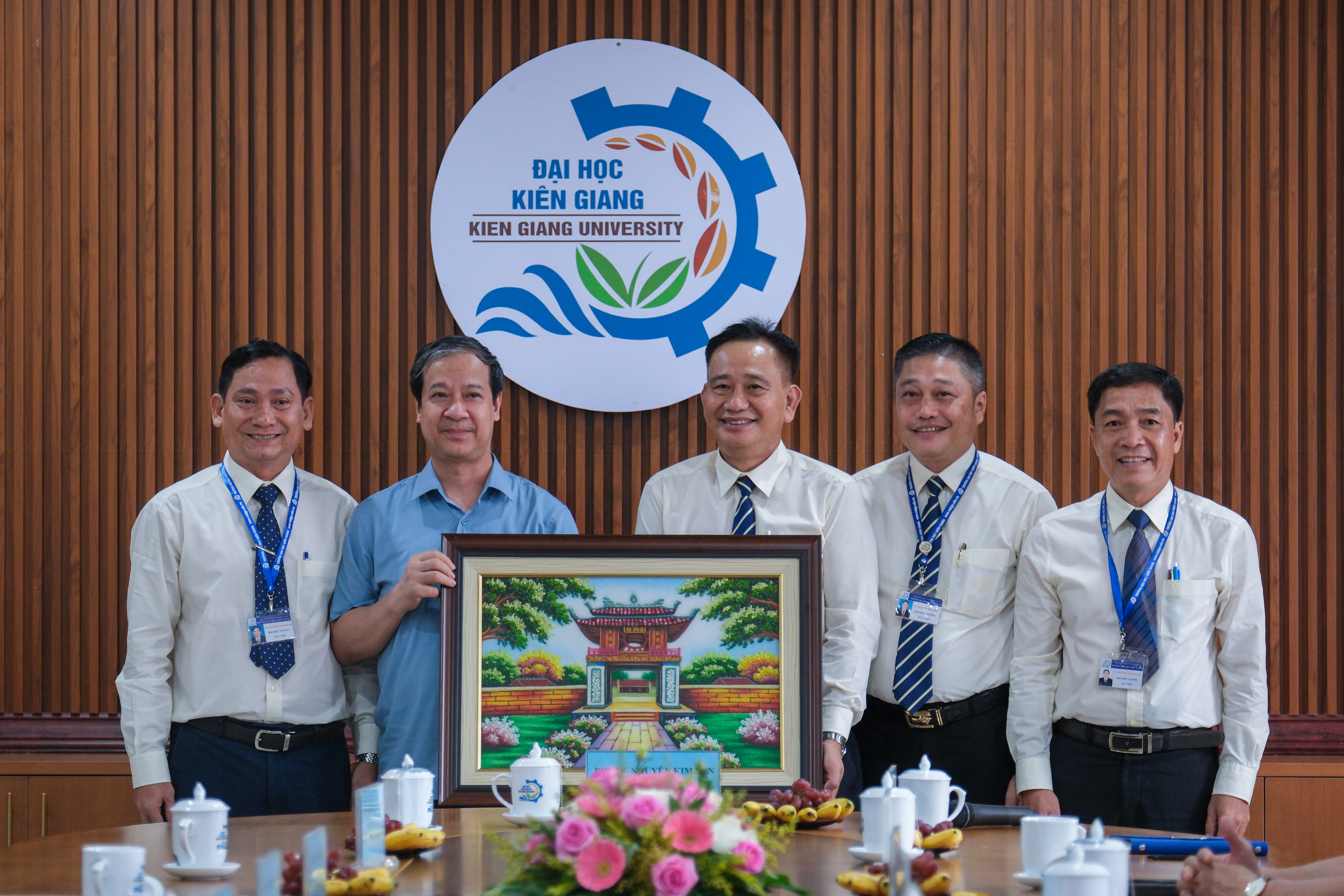 Bộ trưởng Nguyễn Kim Sơn tặng tranh cho trường ĐH Kiên Giang.