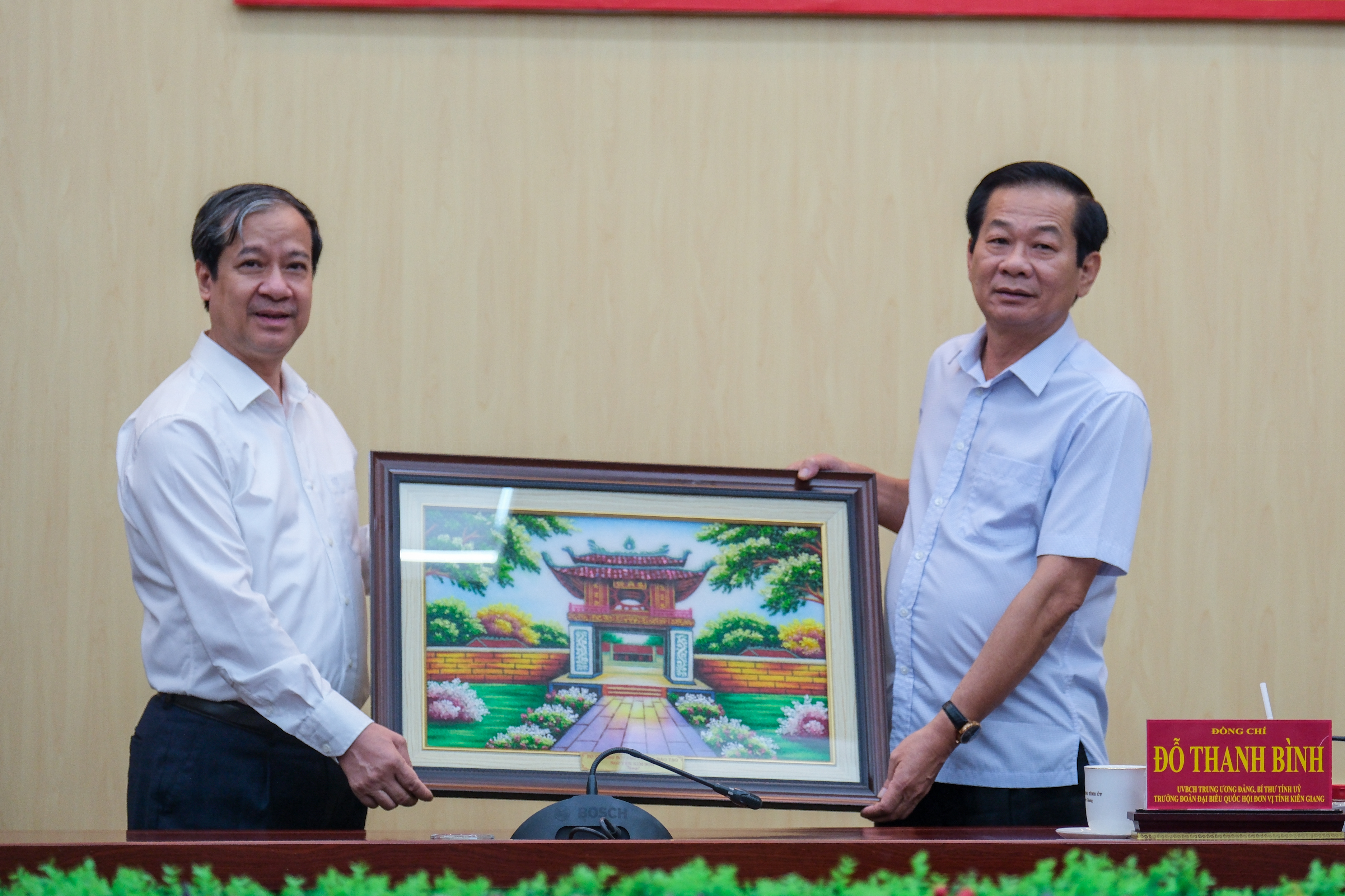  Bộ trưởng Bộ GD&ĐT Nguyễn Kim Sơn tặng bức tranh lưu niệm cho tỉnh Kiên Giang nhân chuyến công tác.