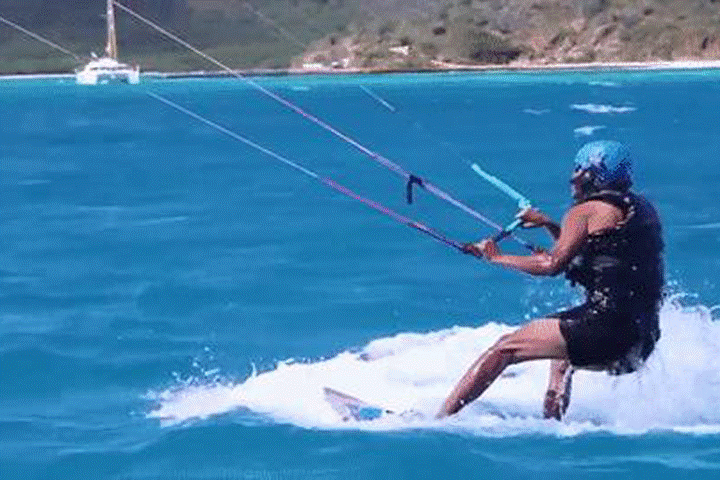 Ông Obama trổ tài lướt ván diều điêu luyện trên biển Caribe