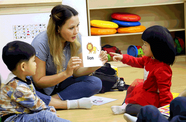 Trẻ em mầm non Trung Quốc học tiếng Anh.
