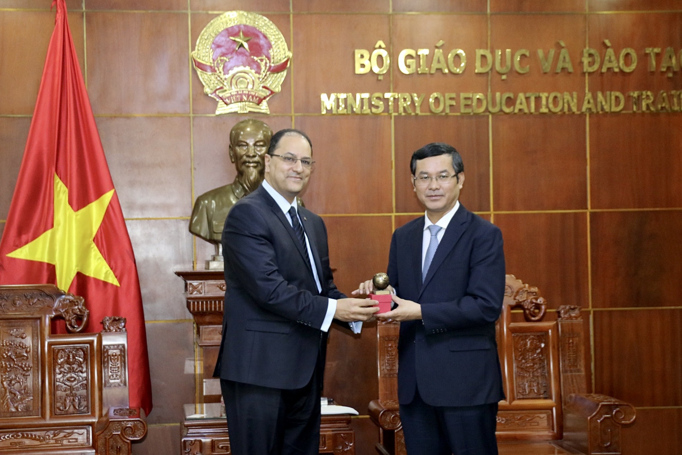 Thứ trưởng Nguyễn Văn Phúc và GS Slim Khalbous, Tổng Giám đốc AUF, (trái) trao quà lưu niệm.