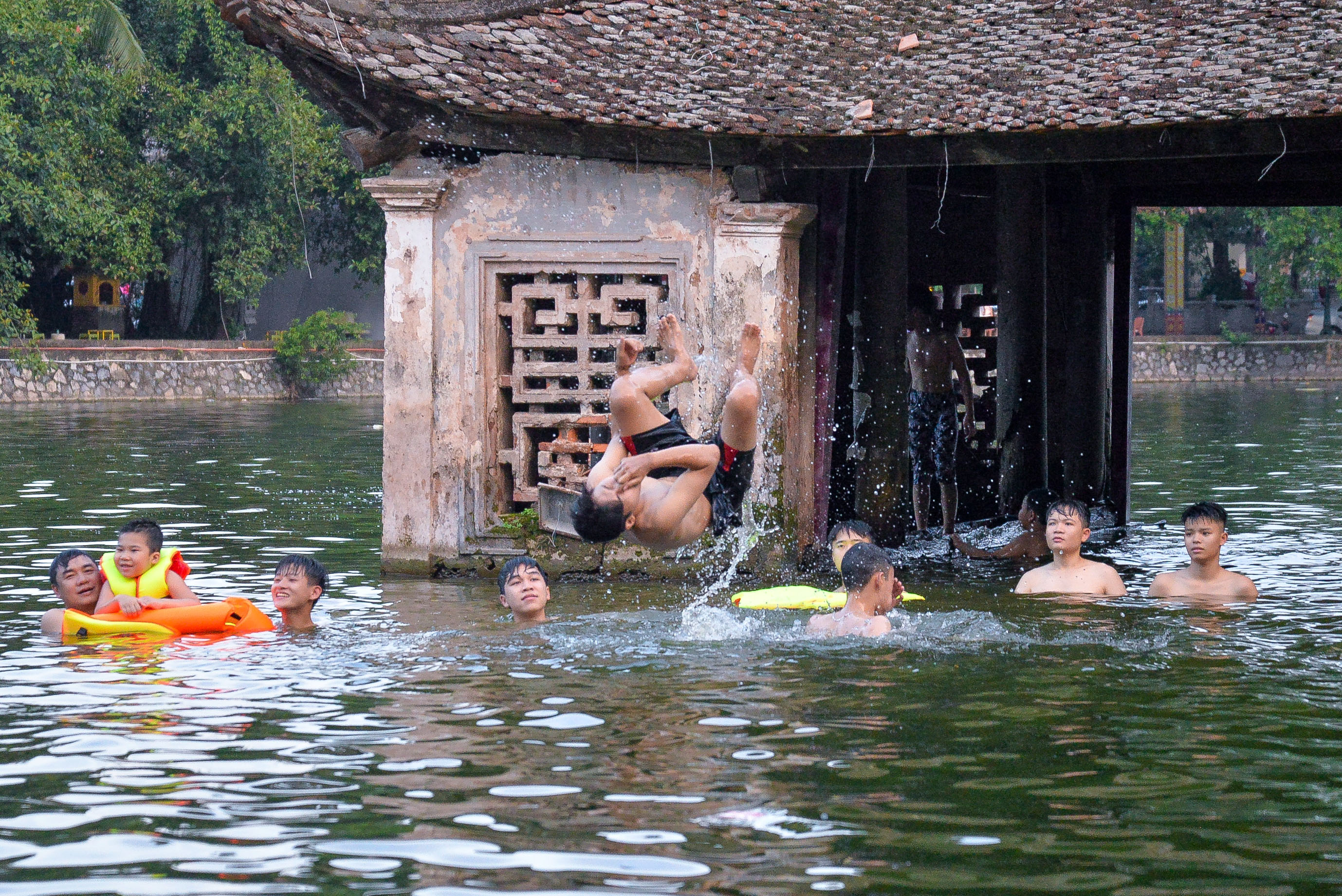 Ao làng nghìn tuổi thành bể bơi mỗi khi hè về.