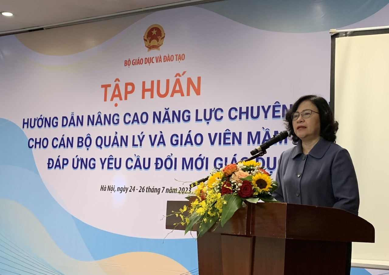 Thứ trưởng Ngô Thị Minh phát biểu tại buổi tập huấn.