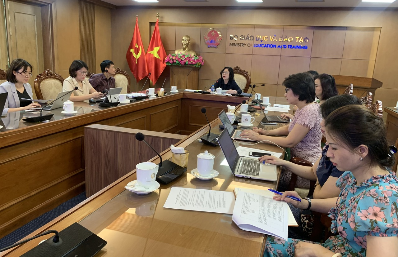 Thứ trưởng Bộ GD&ĐT Ngô Thị Minh nghe báo cáo về dự thảo 1 Chương trình GDMN mới.