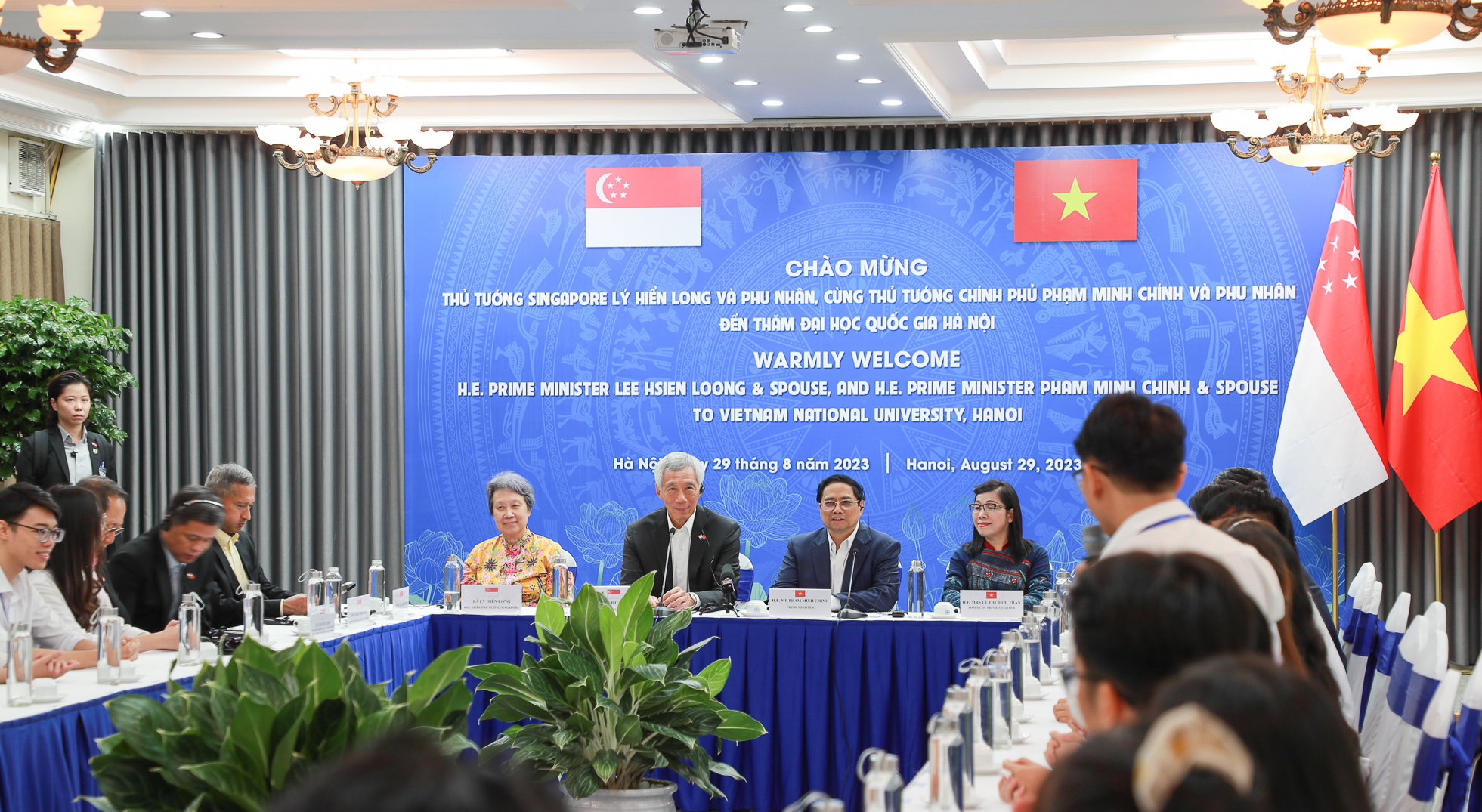 Thủ tướng Phạm Minh Chính và Thủ tướng Singapore Lý Hiển Long chia sẻ với sinh viên ĐHQG Hà Nội.