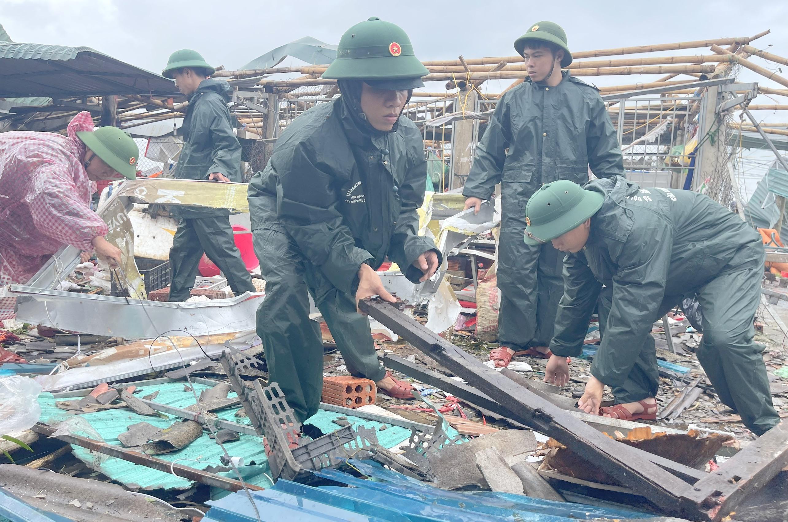 Lực lượng vũ trang giúp người dân Quảng Trị khắc phục hậu quả thiên tai.