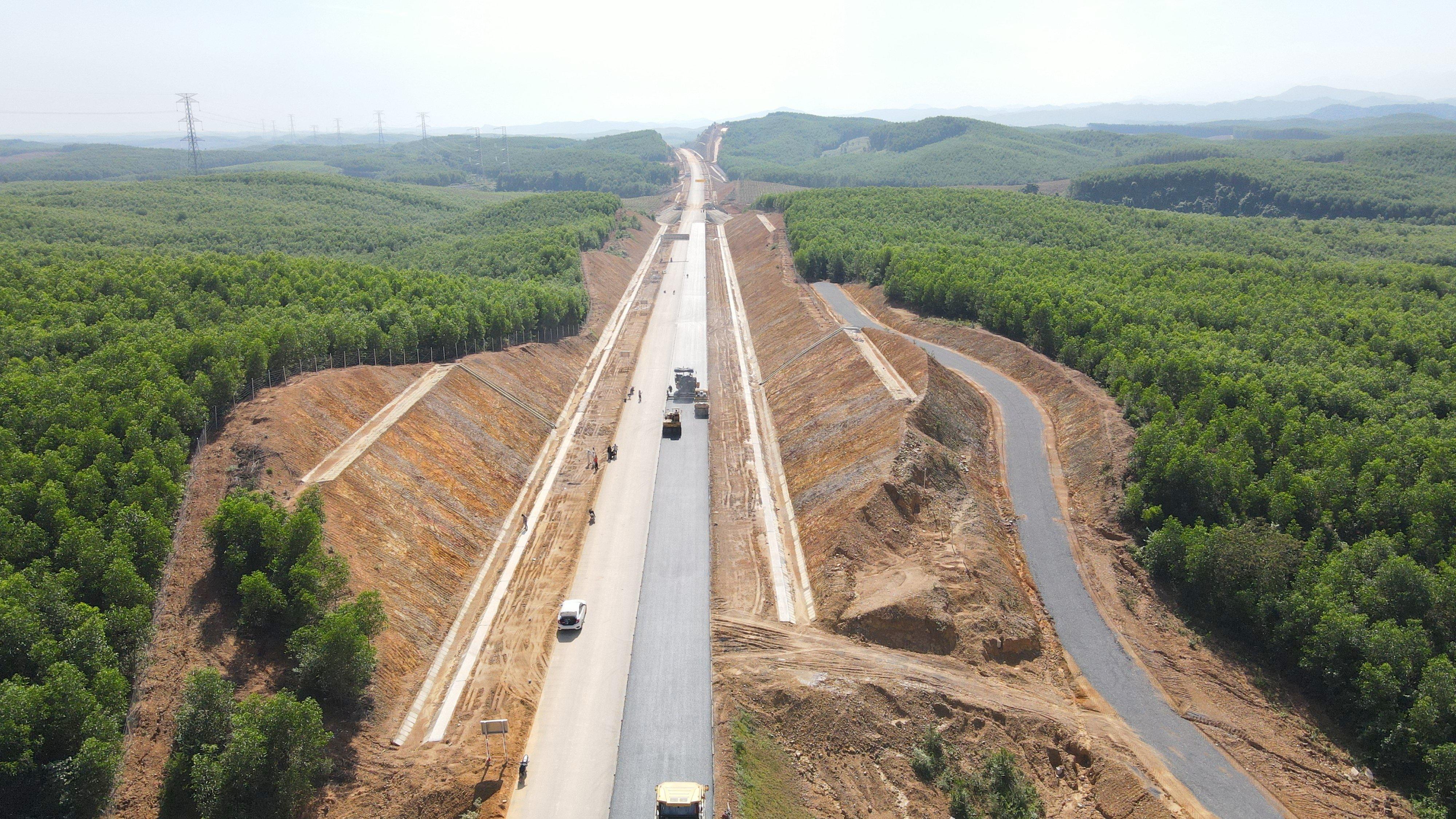 Gấp rút thi công dự án cao tốc Cam Lộ - La Sơn (Quảng Trị), thông xe cuối tháng 11.