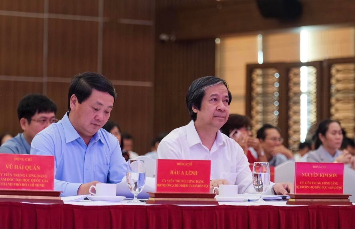 Đồng chí Hầu A Lềnh, Ủy viên Trung ương Đảng, Bộ trưởng, Chủ nhiệm Uỷ ban Dân tộc; Bộ trưởng Bộ GD&ĐT Nguyễn Kim Sơn dự Hội nghị.