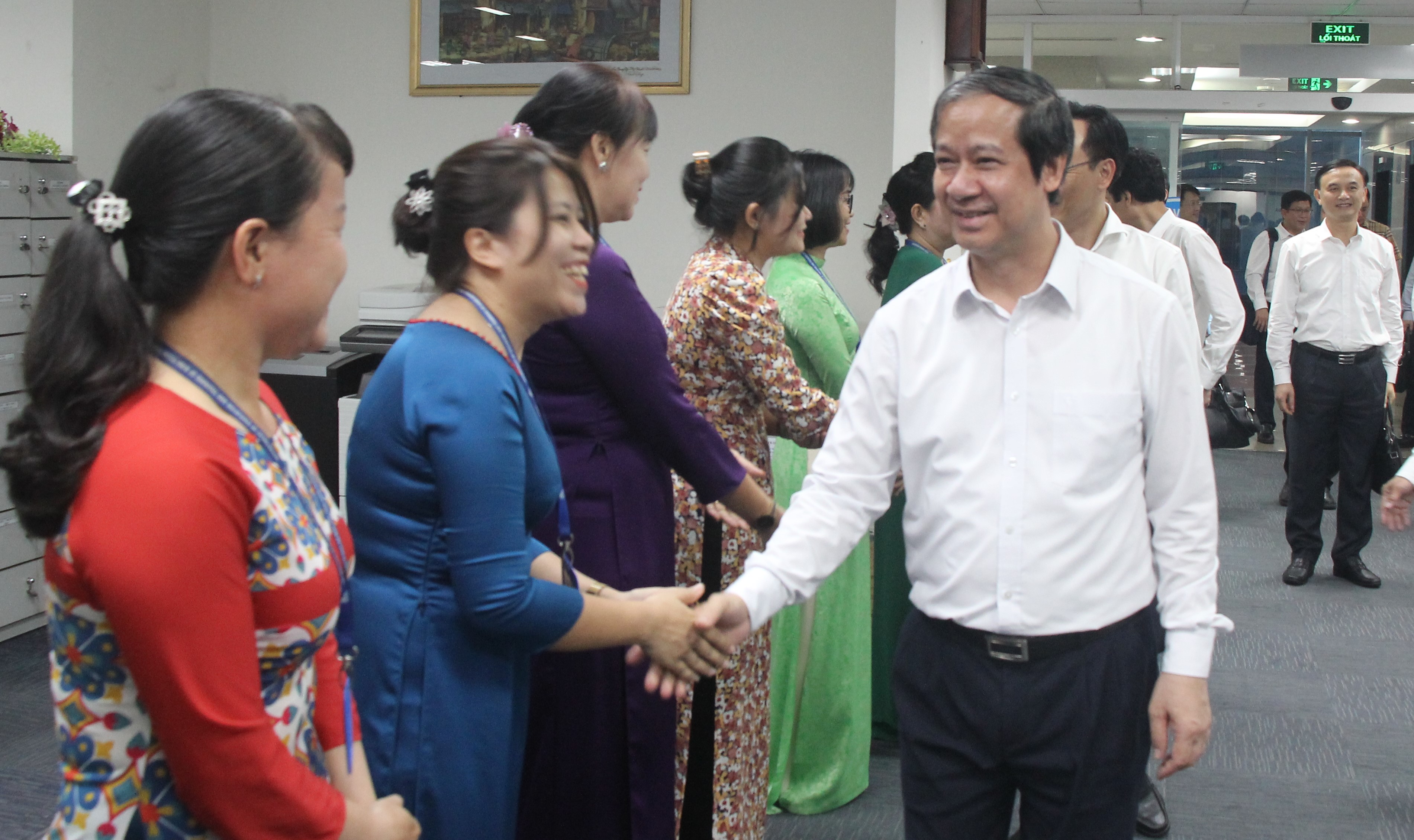 Bộ trưởng Nguyễn Kim Sơn thăm và động viên cán bộ, nhân viên Sở GD&ĐT tỉnh Bình Dương.