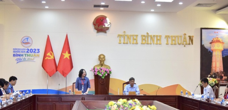 Thứ trưởng Ngô Thị Minh, Phó trưởng ban chỉ đạo cấp Quốc gia kỳ thi tốt nghiệp THPT 2023 trao đổi tại buổi làm việc.