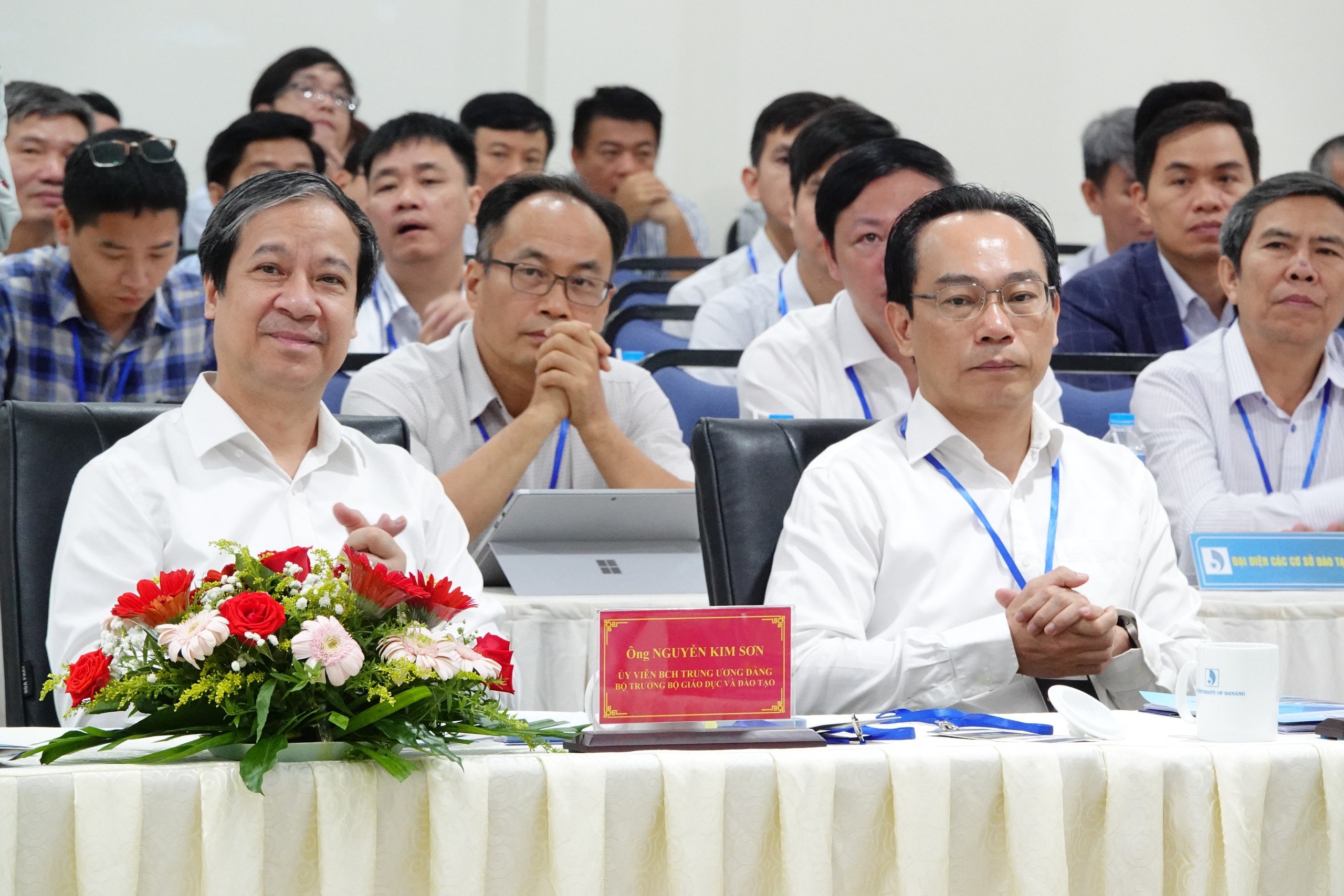 Bộ trưởng Bộ GD&ĐT Nguyễn Kim Sơn (bìa trái) chủ trì hội thảo.