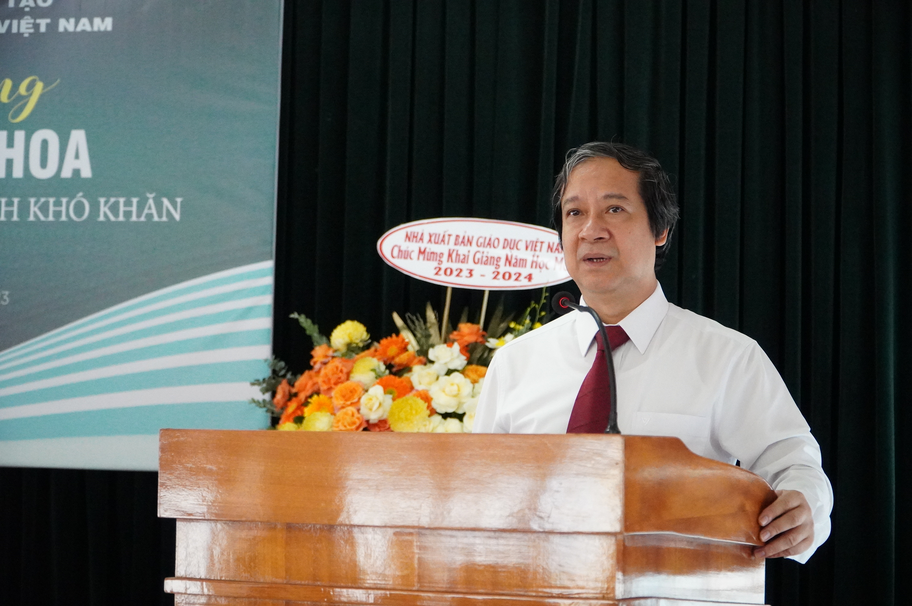 Bộ trưởng Bộ GD&ĐT Nguyễn Kim Sơn phát biểu tại buổi lễ trao tặng SGK.