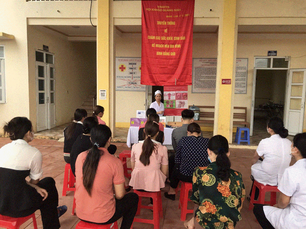 Người dân xã Quảng Lâm, huyện Đầm Hà được tuyên truyền những kiến thức về sức khoẻ sinh sản, kế hoạch hoá gia đình và bình đẳng giới.