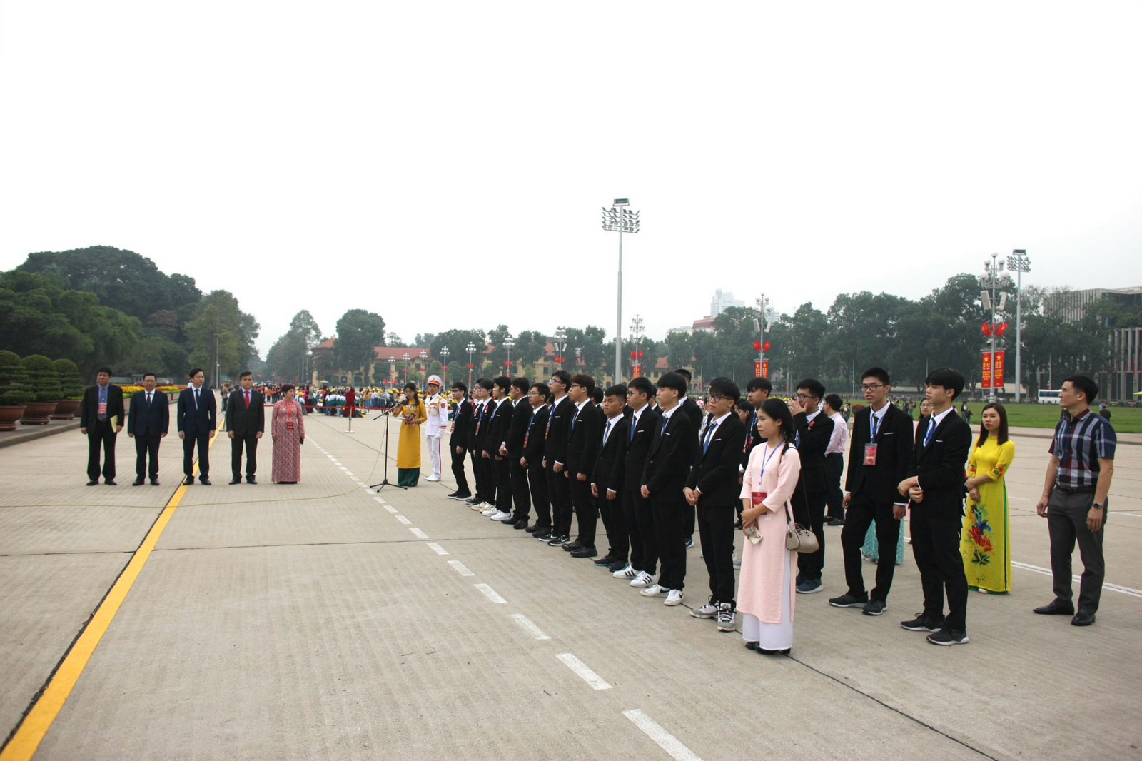 Đoàn học sinh đoạt giải Olympic và Khoa học kỹ thuật quốc tế năm 2023 báo công tại Lăng Chủ tịch Hồ Chí Minh.