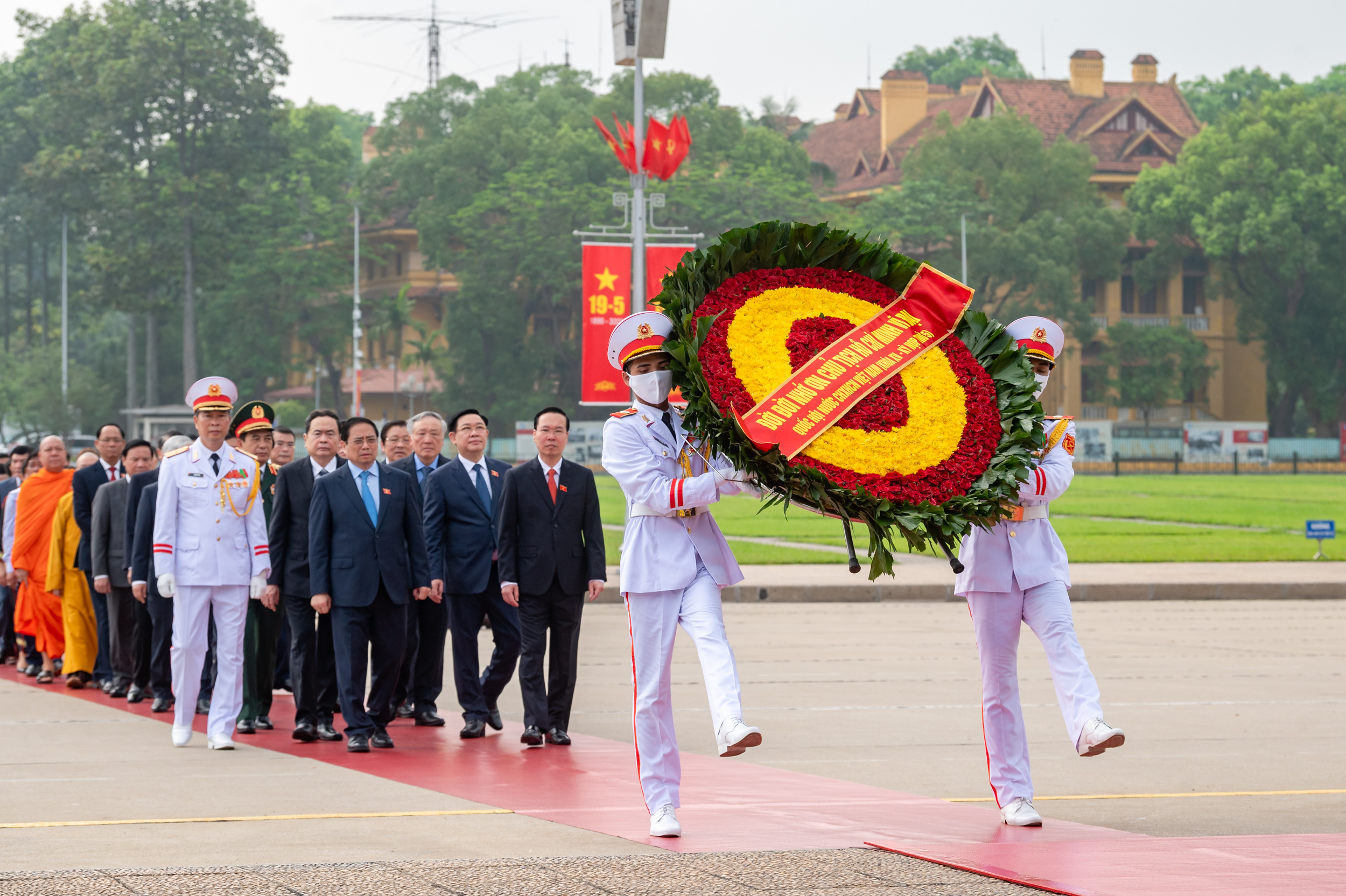 Các đồng chí lãnh đạo Đảng, Nhà nước, Quốc hội, Mặt trận Tổ quốc Việt Nam, các đại biểu Quốc hội đã đặt vòng hoa và vào Lăng viếng Chủ tịch Hồ Chí Minh.