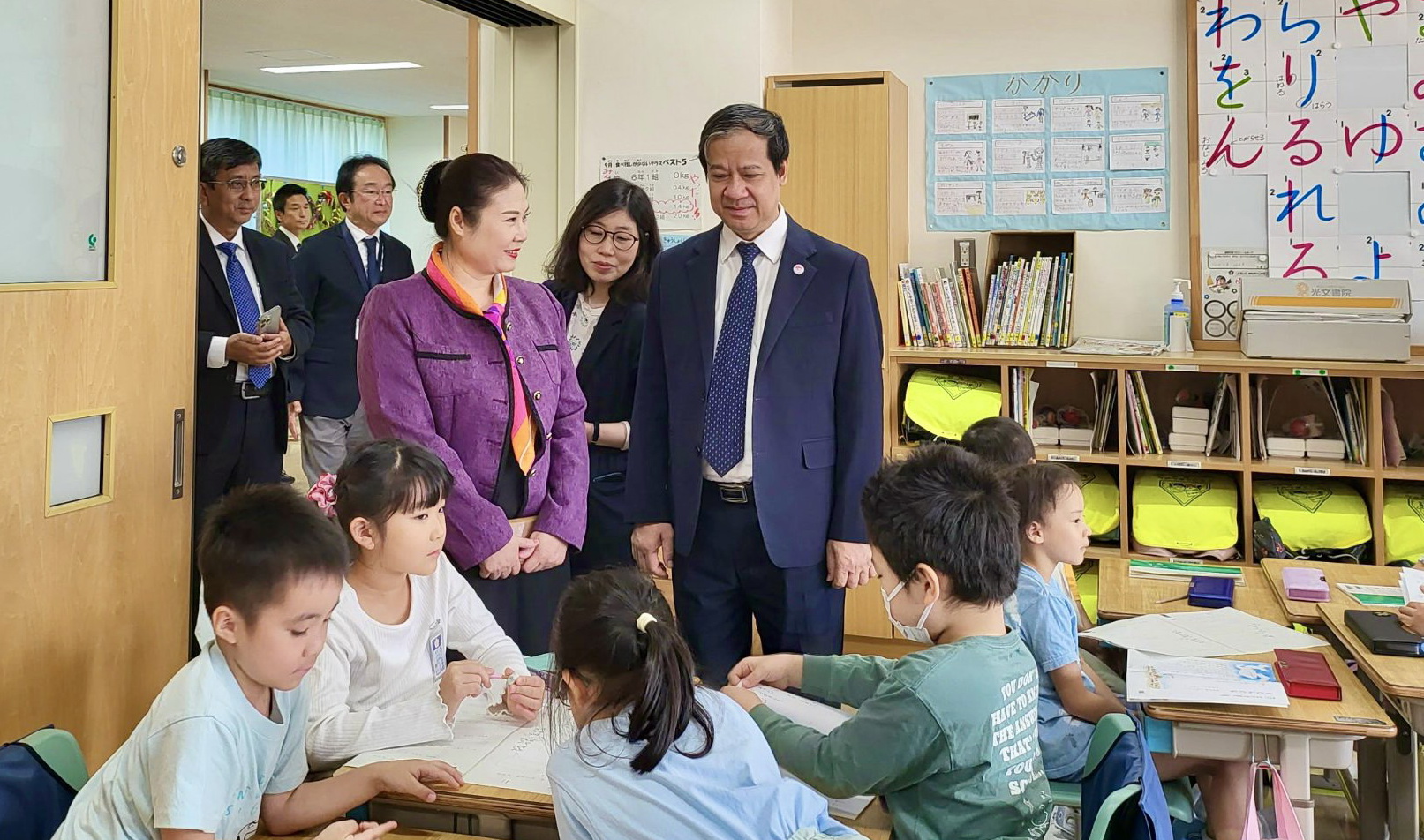 Bộ trưởng Nguyễn Kim Sơn thăm Trường Tiểu học Nadeshiko.