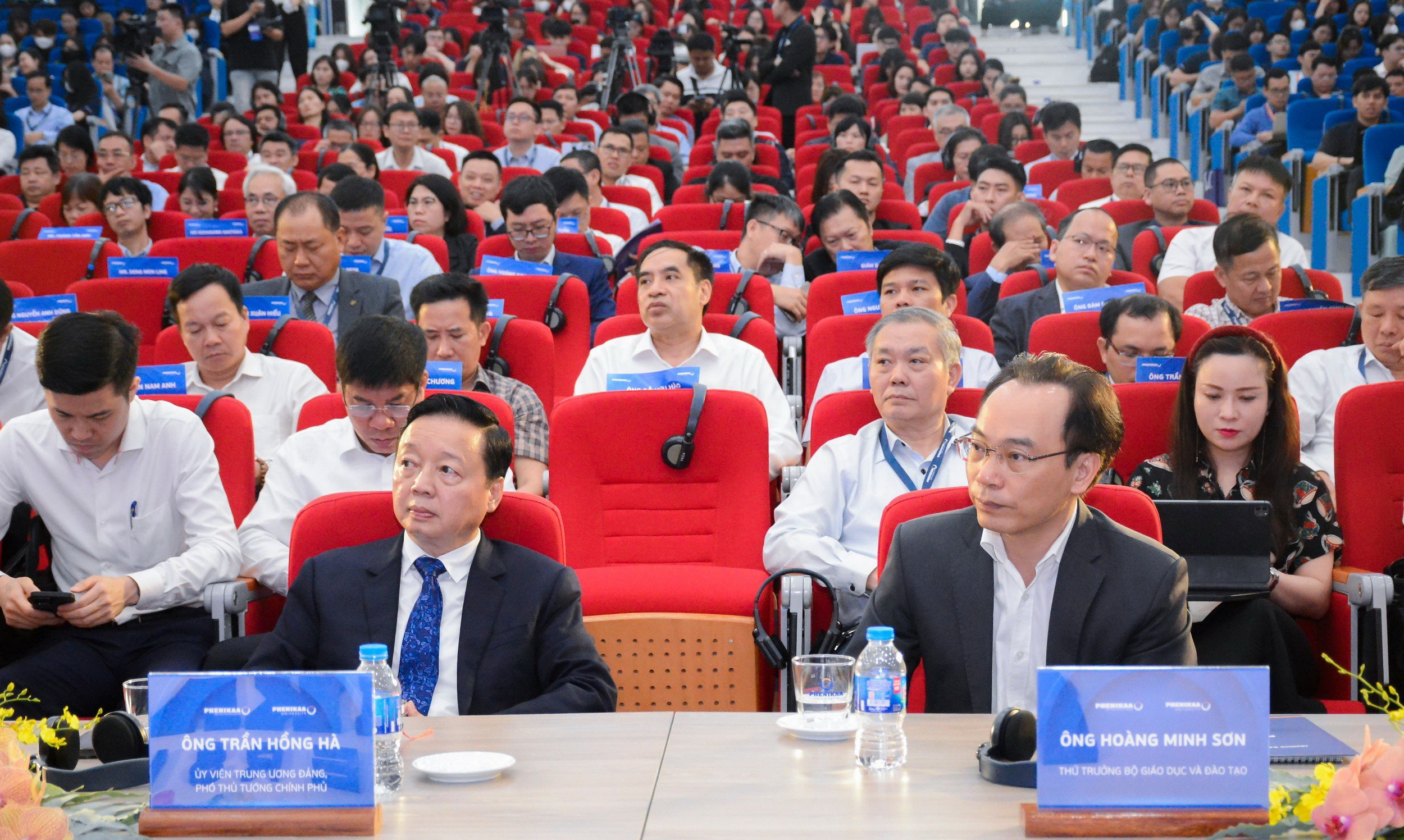 Phó Thủ tướng Trần Hồng Hà, Thứ trưởng Bộ GD&ĐT Hoàng Minh Sơn cùng đại diện lãnh đạo một số bộ, ngành, đơn vị dự hội thảo.