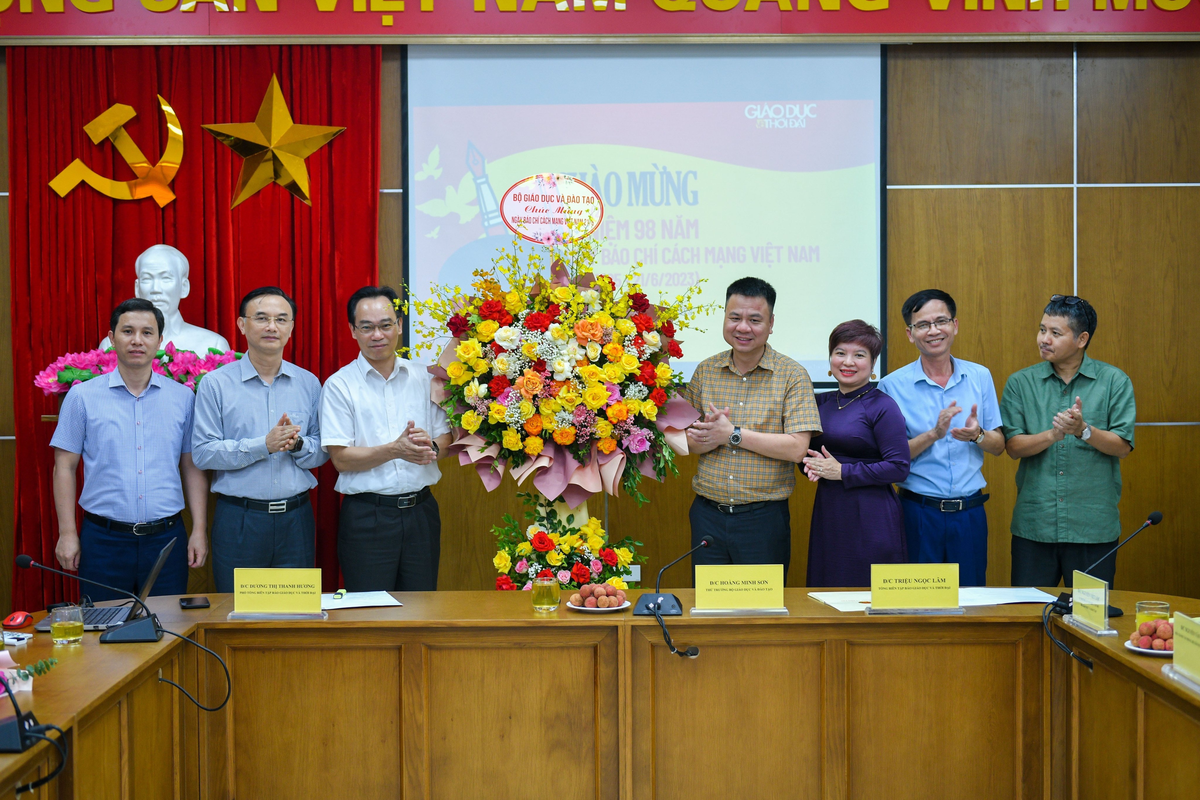 Thứ trưởng Bộ GD&ĐT Hoàng Minh Sơn tặng hoa, chúc mừng tập thể Báo Giáo dục & Thời đại nhân kỷ niệm 98 năm Ngày Báo chí cách mạng Việt Nam.