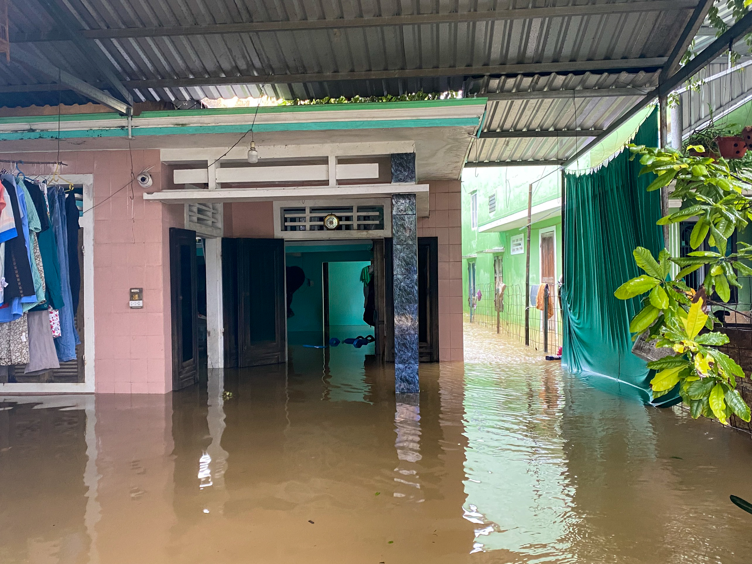 Nhiều nơi tại Huế tiếp tục ngập sâu do mưa lớn kéo dài. (Ảnh: Hoàng Hải)