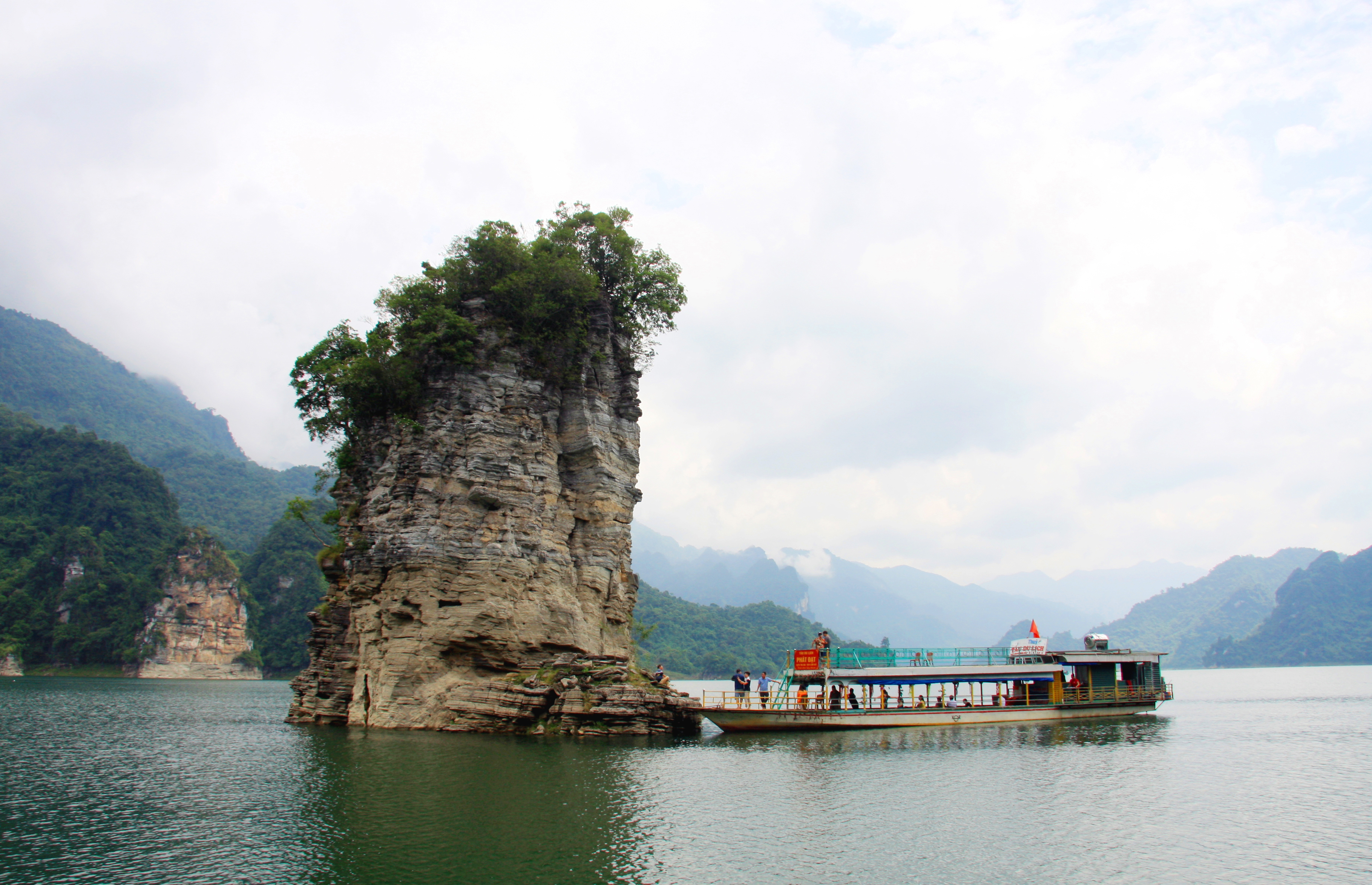 Đi dọc lòng hồ đến địa phận xã Thượng Lâm (huyện Lâm Bình) giữa trời nước mênh mông, du khách sẽ ngạc nhiên trước vẻ đẹp độc đáo của ngọn cọc Vài Phạ (tiếng Tày nghĩa là cọc buộc trâu trời).