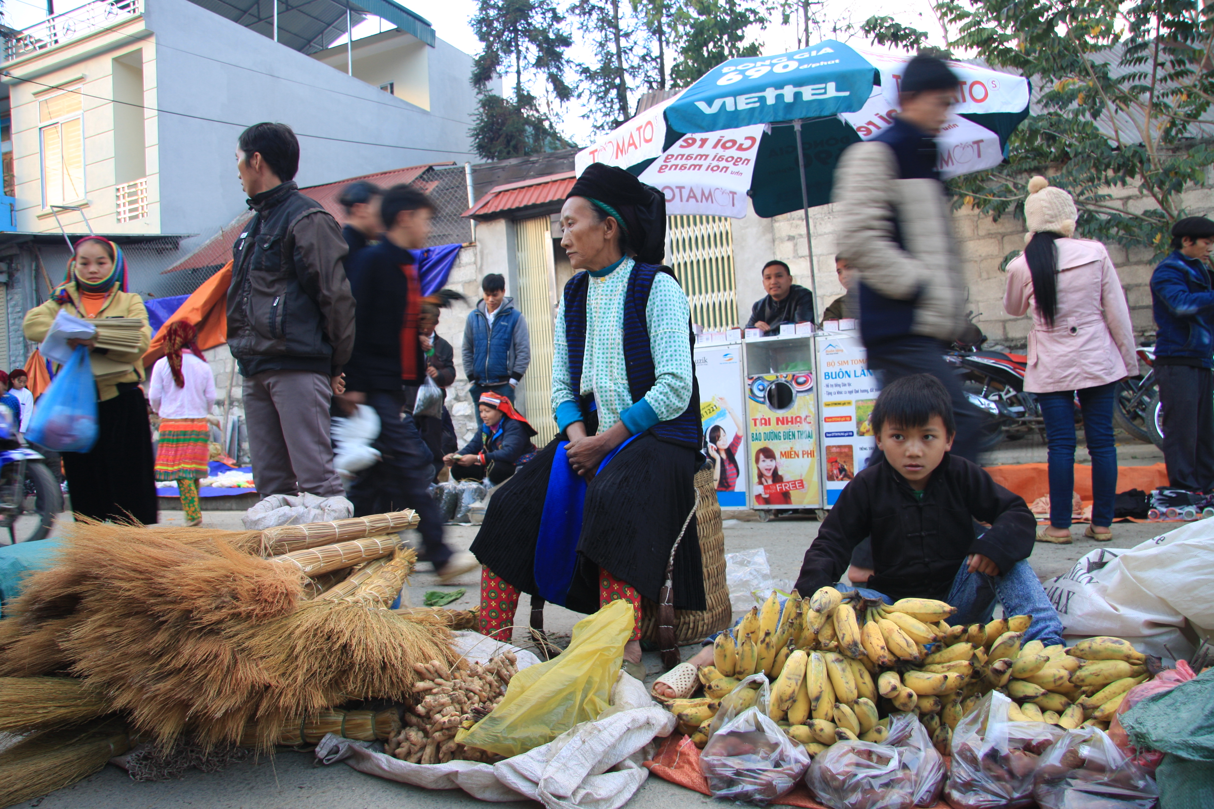 Đến chợ, người dân thường mang theo một số mặt hàng để mua bán, trao đổi như: Lợn, gà, cá suối, mật ong, các loại rau rừng, thảo dược, công cụ sản xuất… 