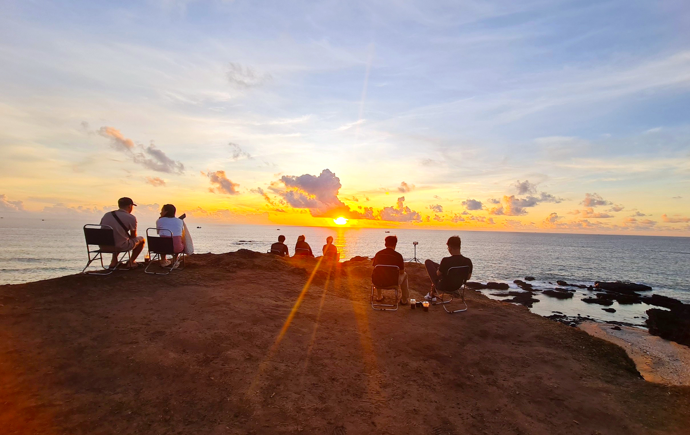 Với vẻ đẹp thơ mộng, dốc Phượt trở thành điểm check-in đón ánh bình minh ấn tượng trên đảo Phú Quý. 