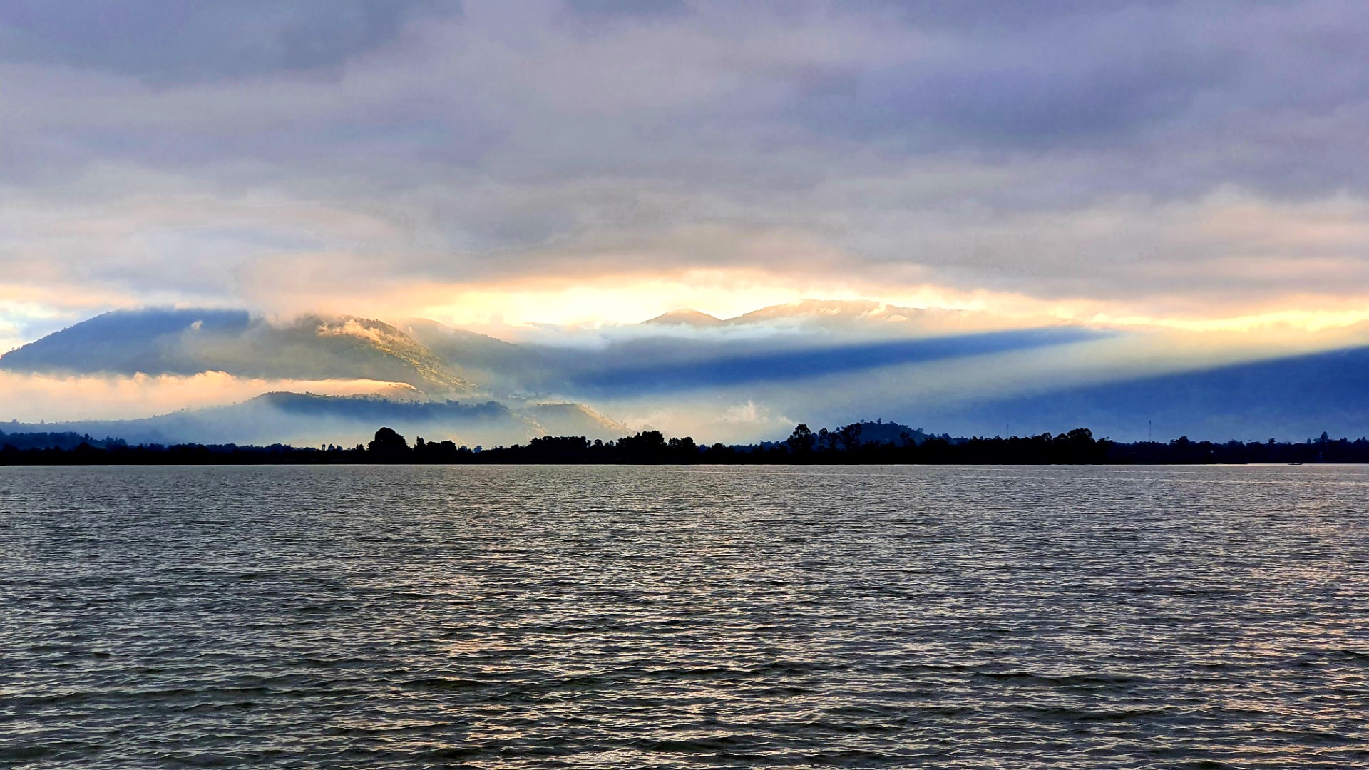 Từ xa nhìn lại, hồ Lắk trông như dải lụa mềm mại, điểm xuyết cho vẻ đẹp của núi rừng Tây Nguyên.
