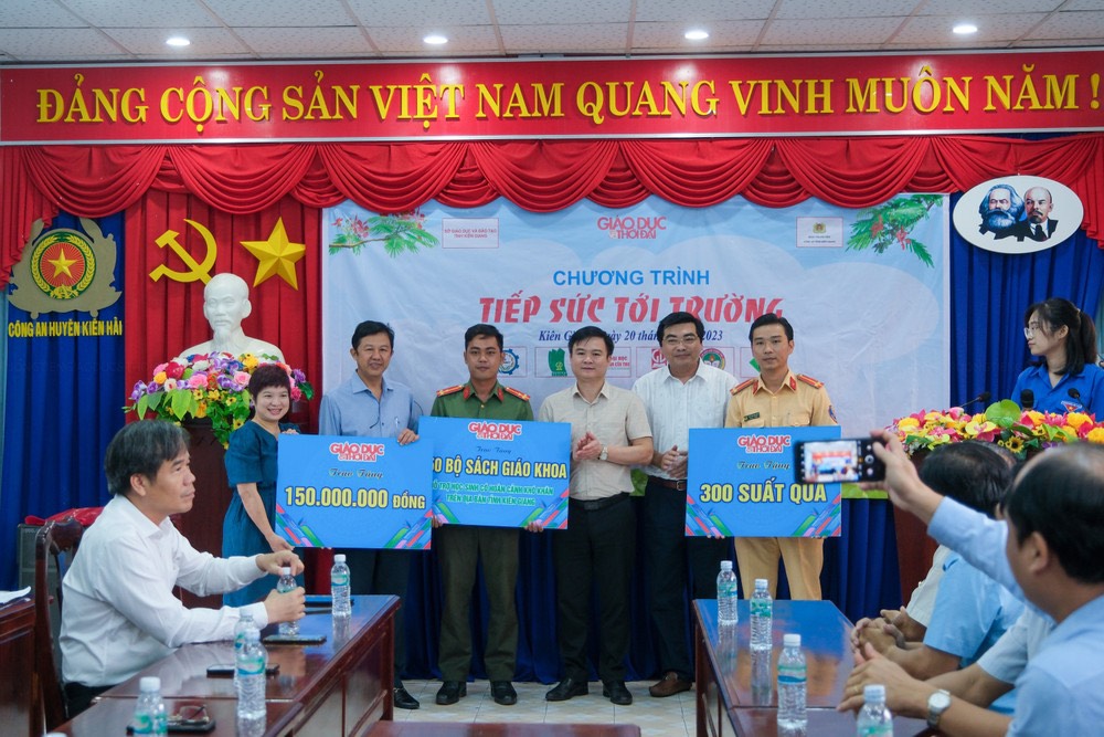 Chương trình tiếp sức tới trường do báo Giáo dục và Thời Đại và Đoàn Thanh niên Công an tỉnh Kiên Giang tổ chức.