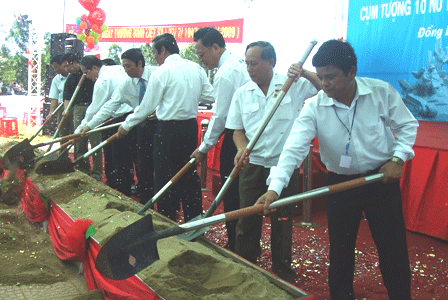 Lễ khởi công xây dựng Cụm tượng 10 nữ TNXP Ngã ba Đồng Lộc