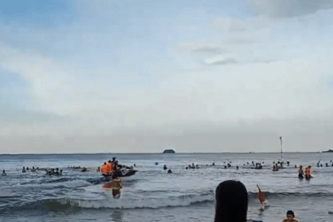 Mô tô nước chạy trong khu vực tắm ở biển Thiên Cầm. (Ảnh cắt từ clip).