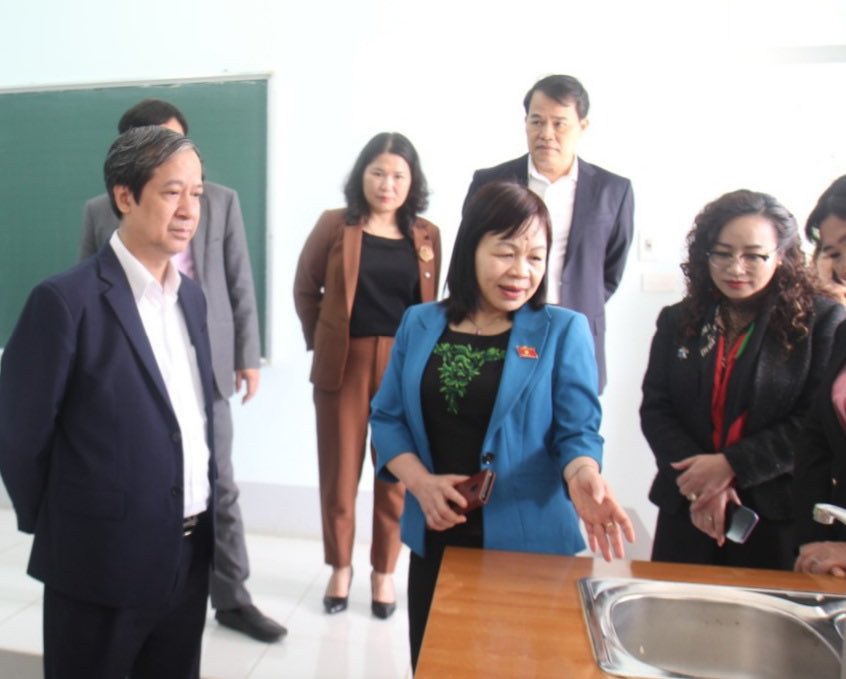 Bộ trưởng Nguyễn Kim Sơn cùng Đoàn giám sát thăm quan phòng thí nghiệm Trường phổ thông DTNT tỉnh Lai Châu.
