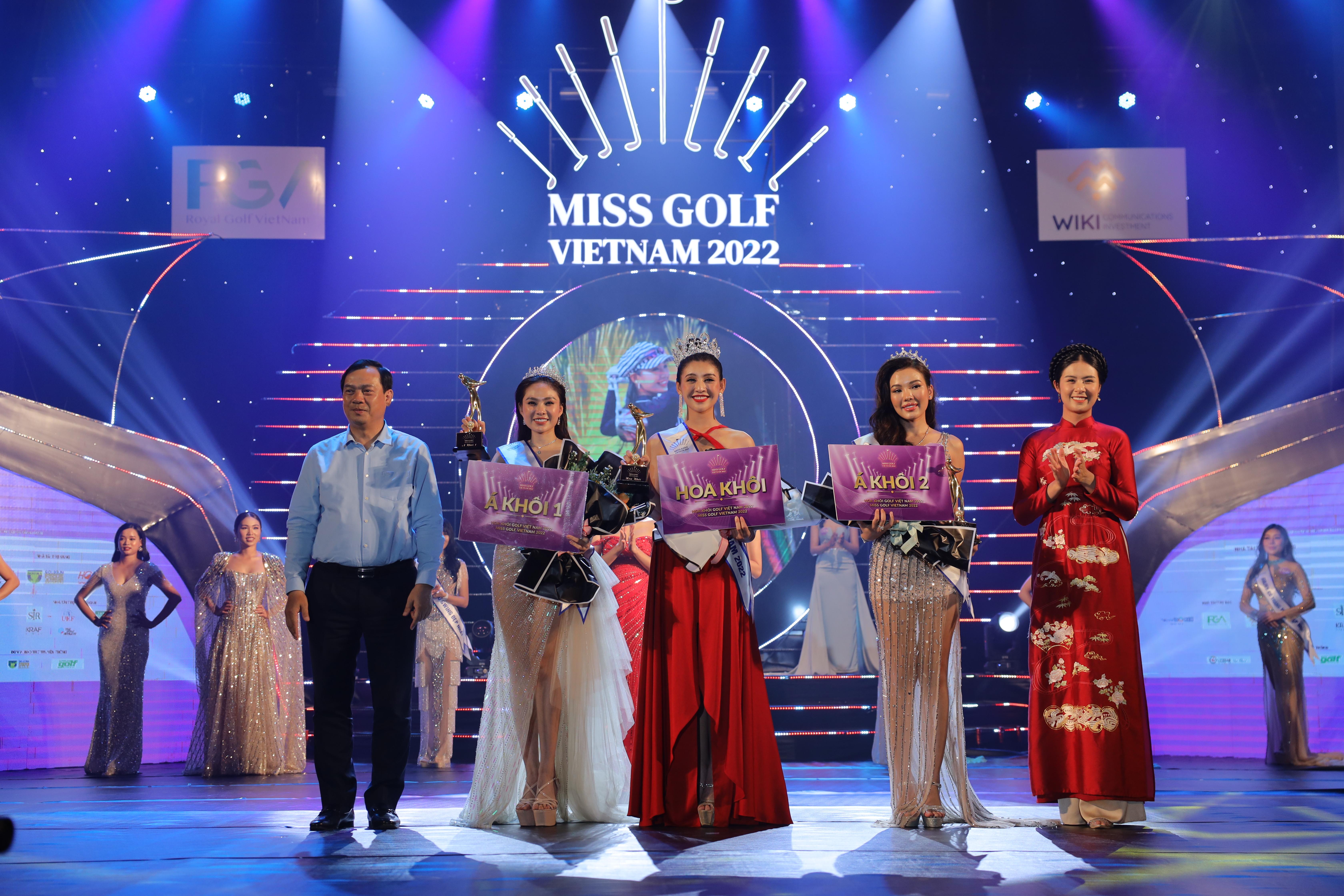 Hoa hậu Ngọc Hân (phải) và ông Nguyễn Trùng Khánh - Tổng Cục trưởng Tổng cục Du lịch (trái) trao giải cho Hoa khôi và 2 Á khôi cuộc thi Miss Golf Việt Nam 2022