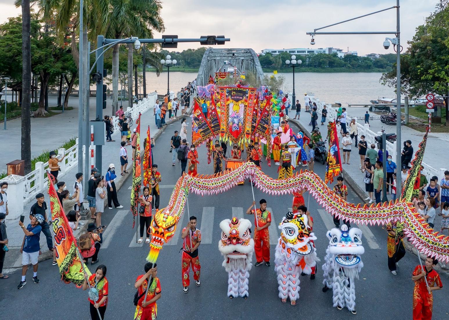 Học sinh Thừa Thiên - Huế cùng các đoàn Sư Lân Rồng quảng diễn gần 1 tuần lễ mùa Trung thu 2022 trên đường phố.