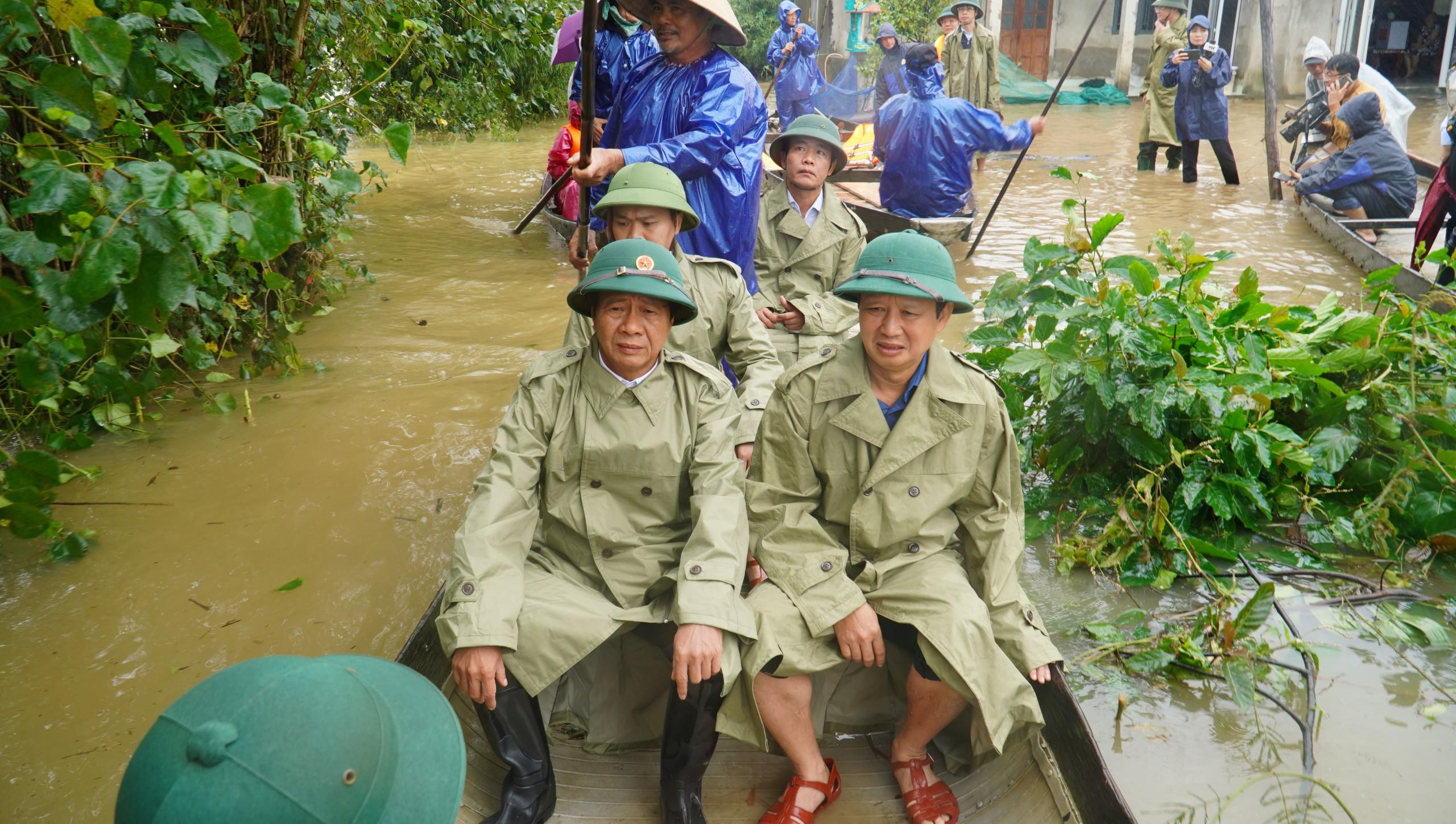 Phó Thủ tướng Lê Văn Thành (bên trái) cùng lãnh đạo tỉnh Thừa Thiên - Huế đi ghe vào vùng "rốn lũ" thăm hỏi và tặng quà người dân gặp khó khăn do thiên tai gây ra.