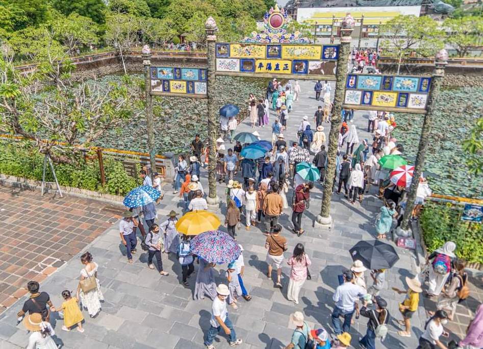 Rất đông du khách đến thăm cố đô Huế dịp lễ Quốc khánh năm 2023. (Ảnh: Bảo Minh)