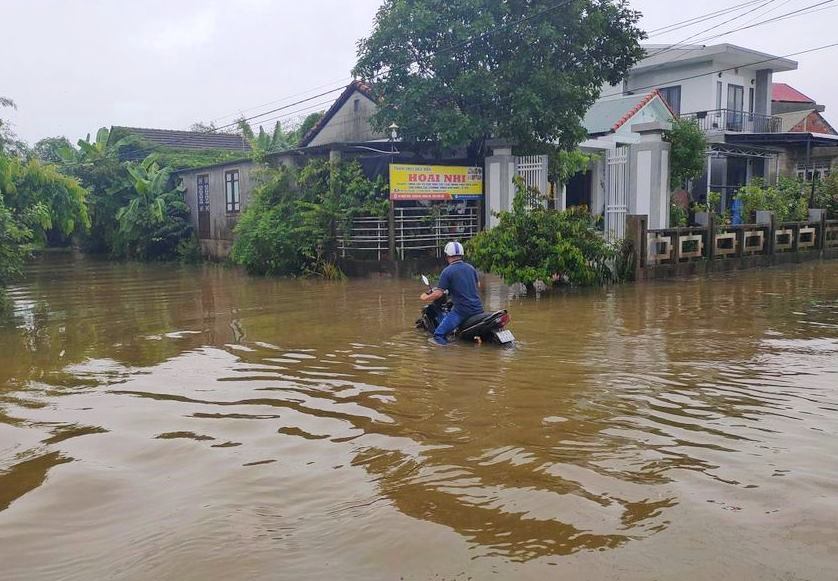 Nhiều vùng nước lũ dâng tại Thừa Thiên - Huế.