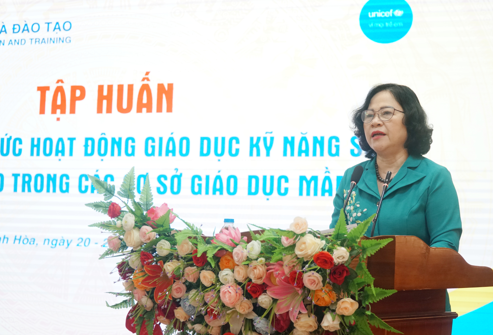 Thứ trưởng Bộ GD&ĐT Ngô Thị Minh dự và phát biểu chỉ đạo tập huấn tổ chức hoạt động giáo dục kỹ năng sống cho trẻ mầm non. Ảnh: Hồ Lài.