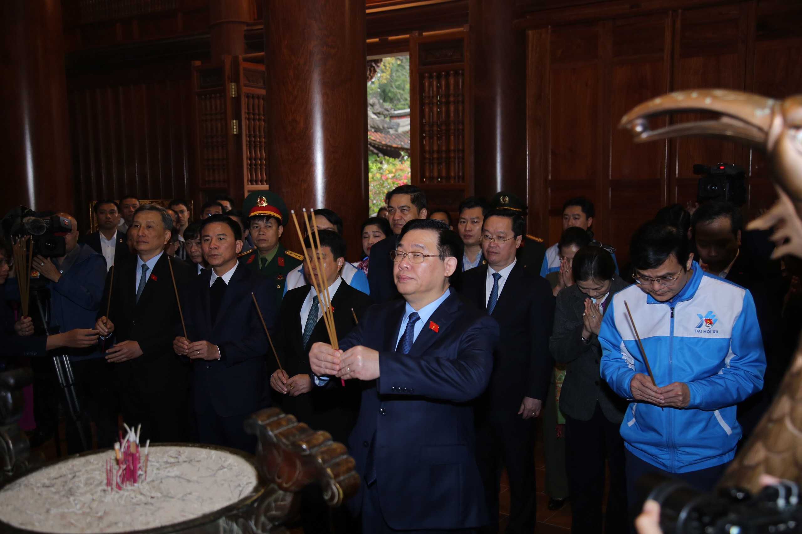Chủ tịch Quốc hội Vương Đình Huệ dâng hương tại Khu Di tích quốc gia đặc biệt Kim Liên, Nam Đàn, Nghệ An.