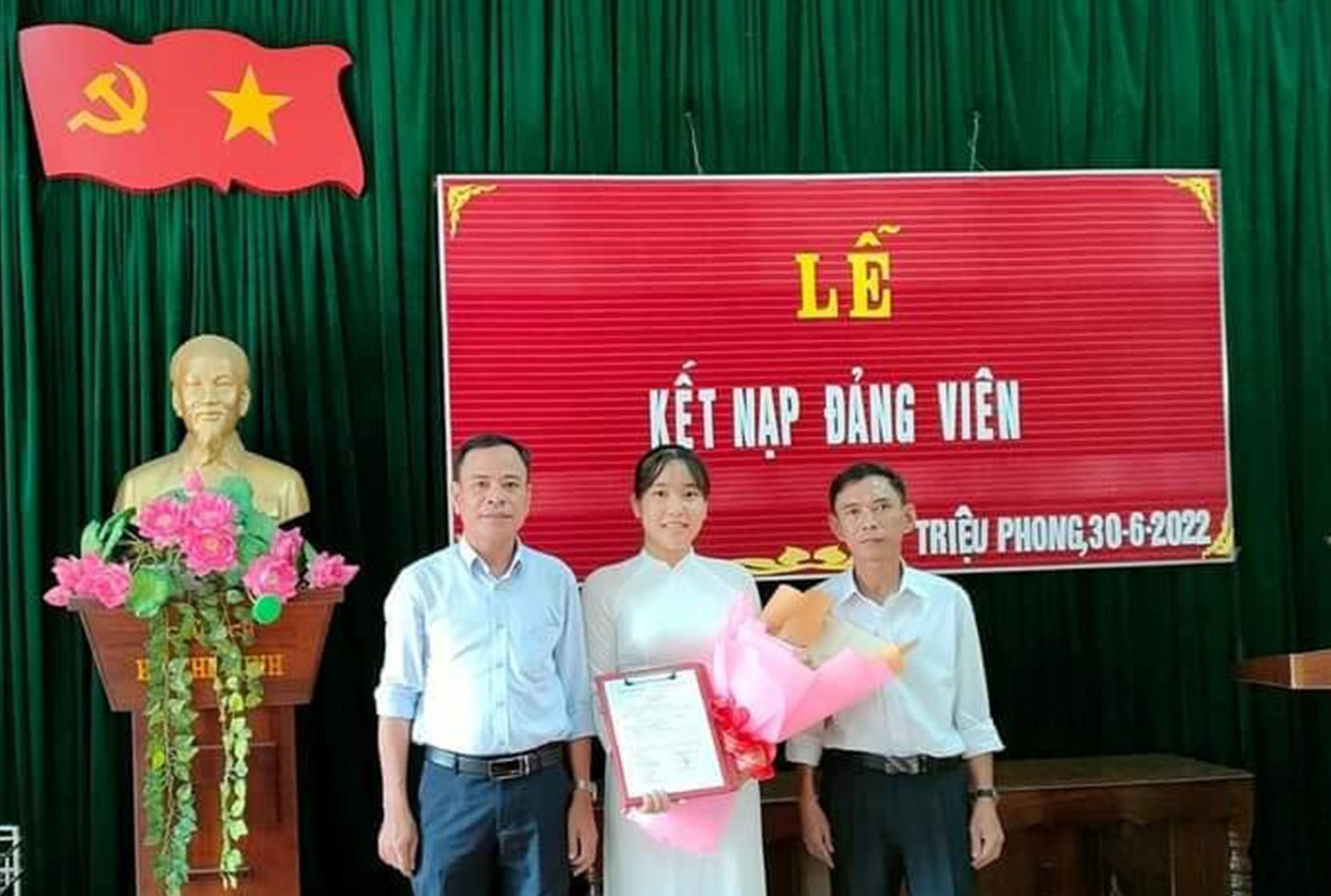 Phan Tình Nhi (học sinh lớp 12B1, Trường THPT Triệu Phong, huyện Triệu Phong) vinh dự được đứng vào hàng ngũ của Đảng khi vừa bước sang tuổi 18.