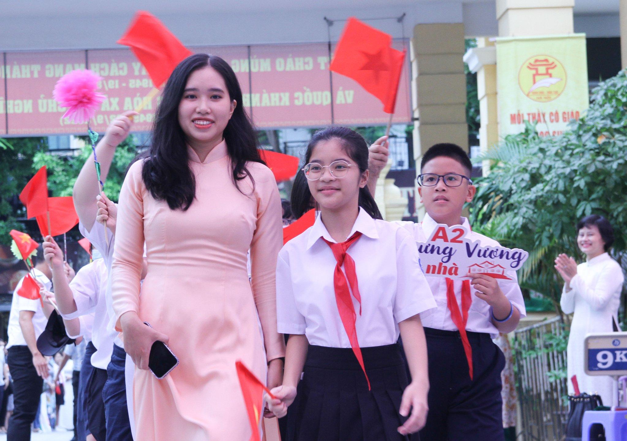 Giáo viên, học sinh trường THCS Trưng Vương (quận Hoàn Kiếm, Hà Nội) vui mừng đón năm học mới. Ảnh: Nguyễn Duẩn