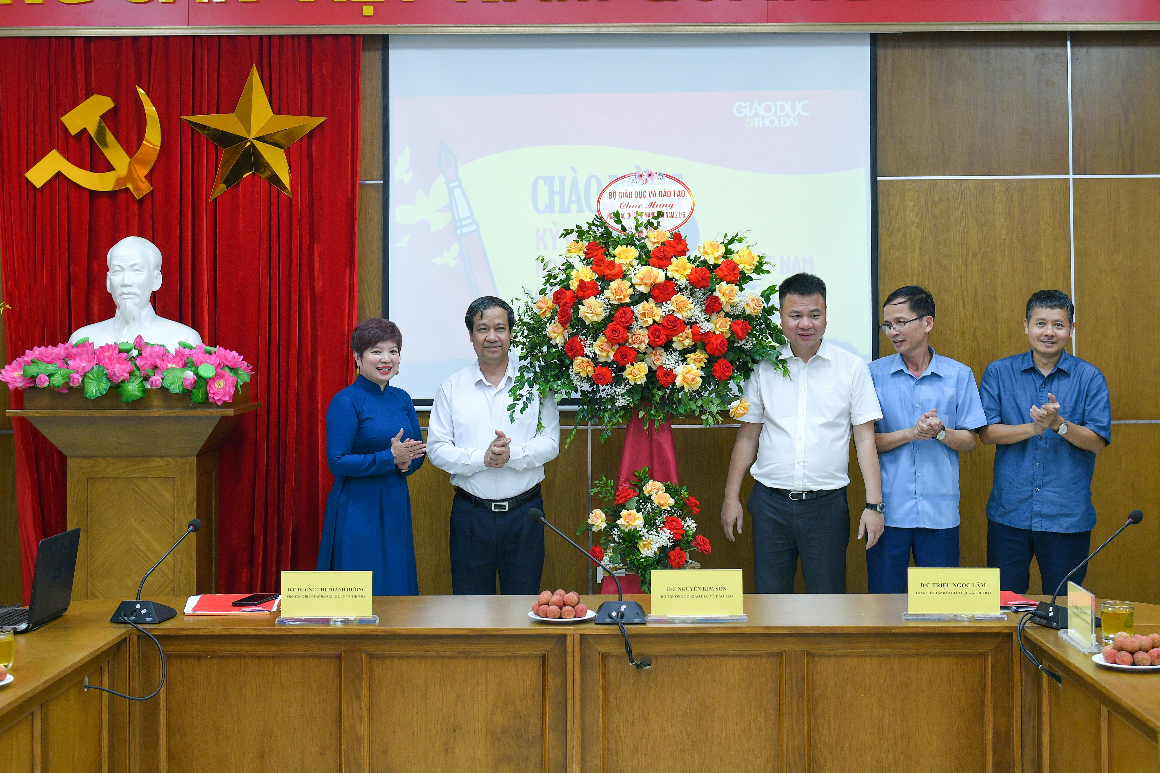 Bộ trưởng Bộ GD&ĐT Nguyễn Kim Sơn tặng hoa chúc mừng Báo Giáo dục và Thời đại nhân kỷ niệm 98 năm ngày Báo chí cách mạng Việt Nam.