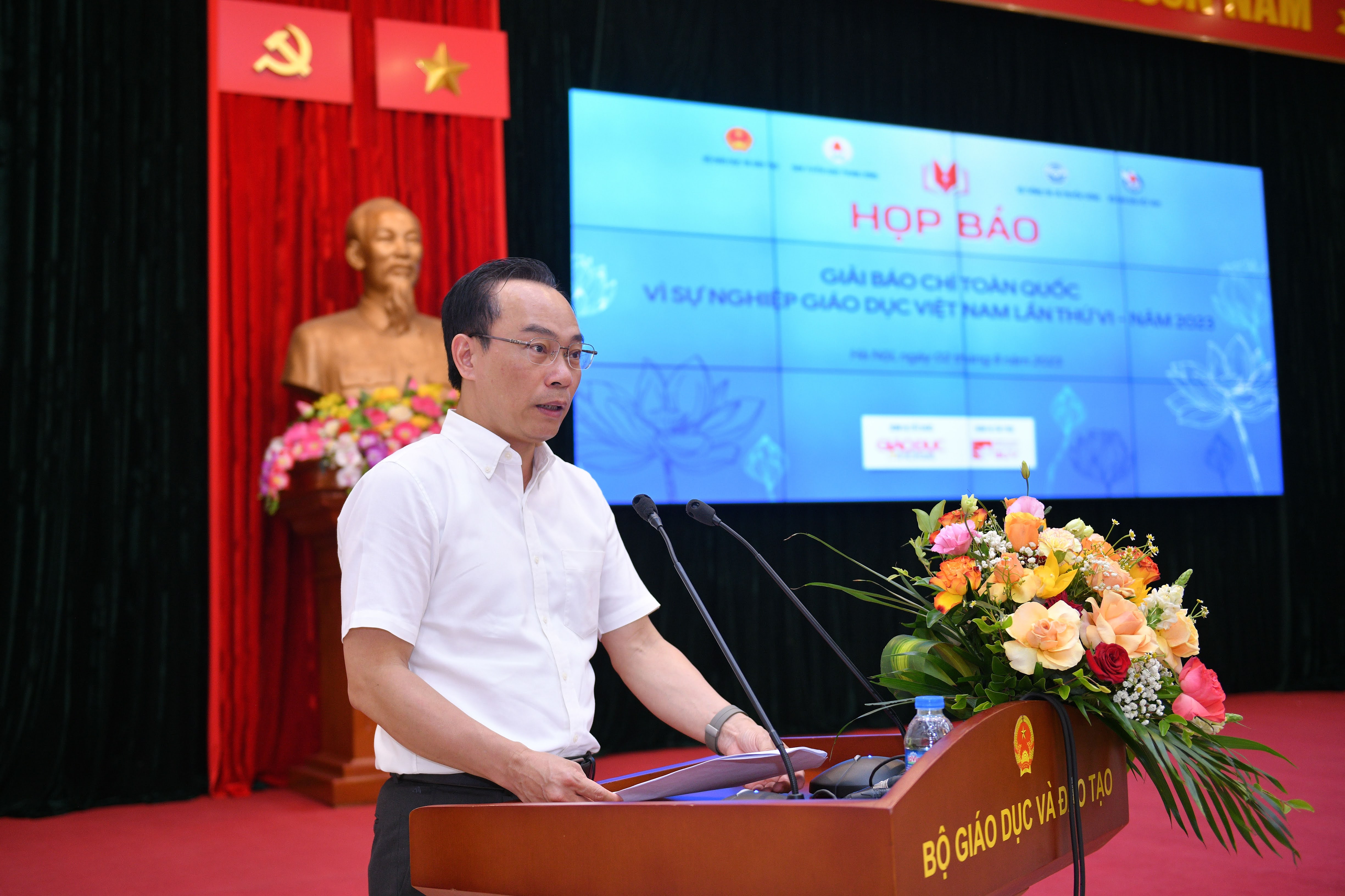 Ông Hoàng Minh Sơn, Thứ trưởng Bộ GD&ĐT phát biểu khai mạc Họp báo.